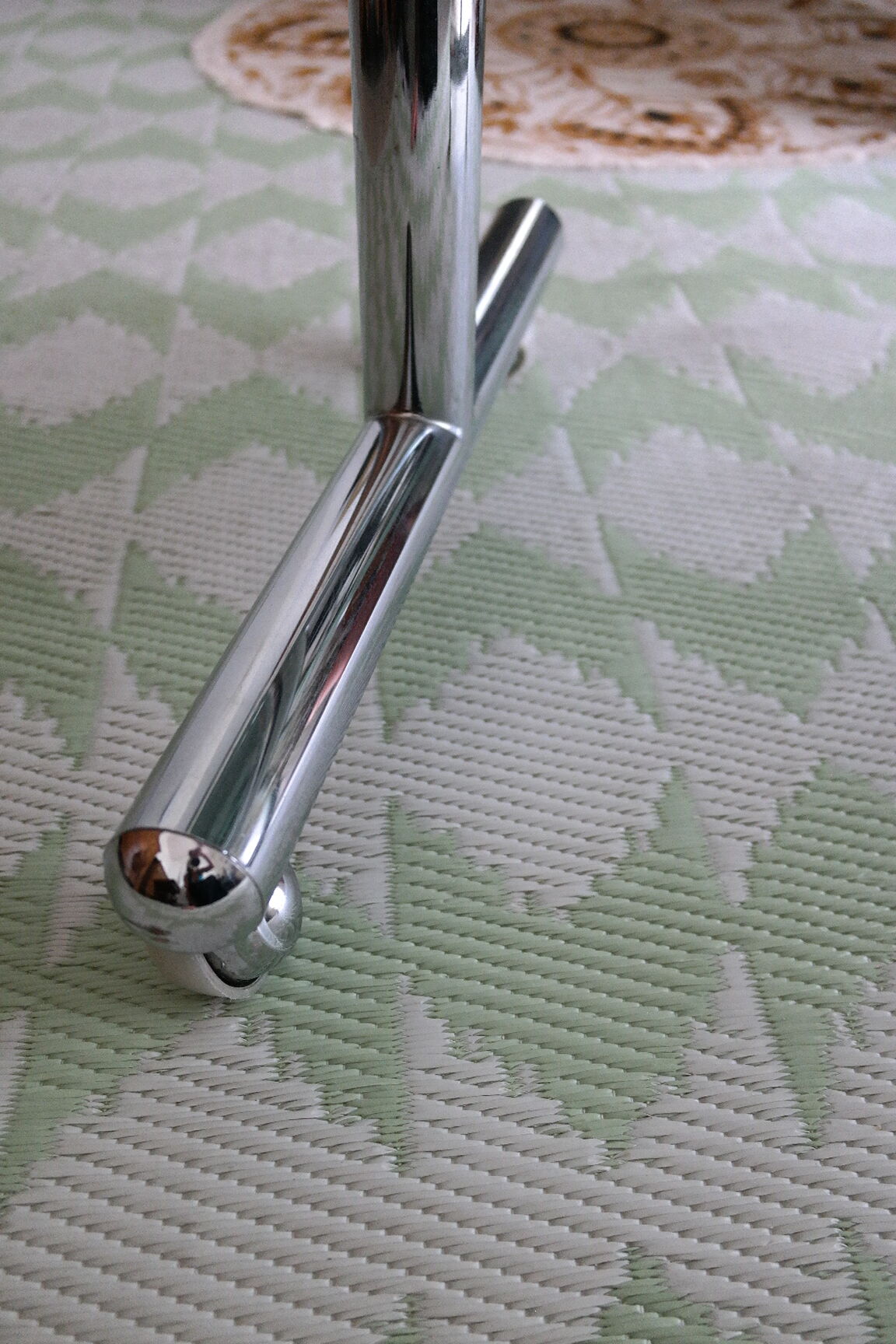 Table basse métal chromé et verre fumé Space Age