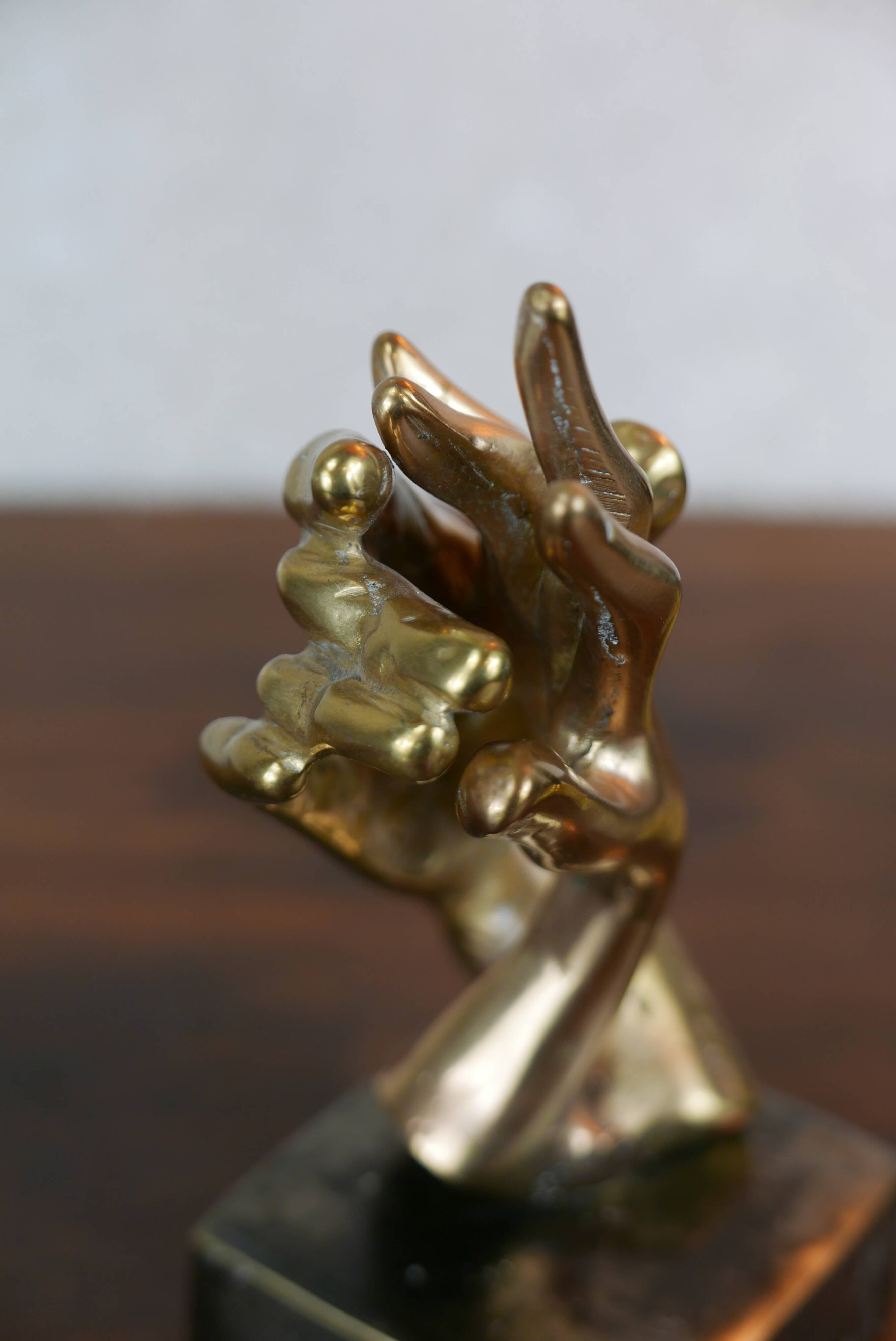 sculpture de mains entrelacées en bronze doré, signée Lohé.