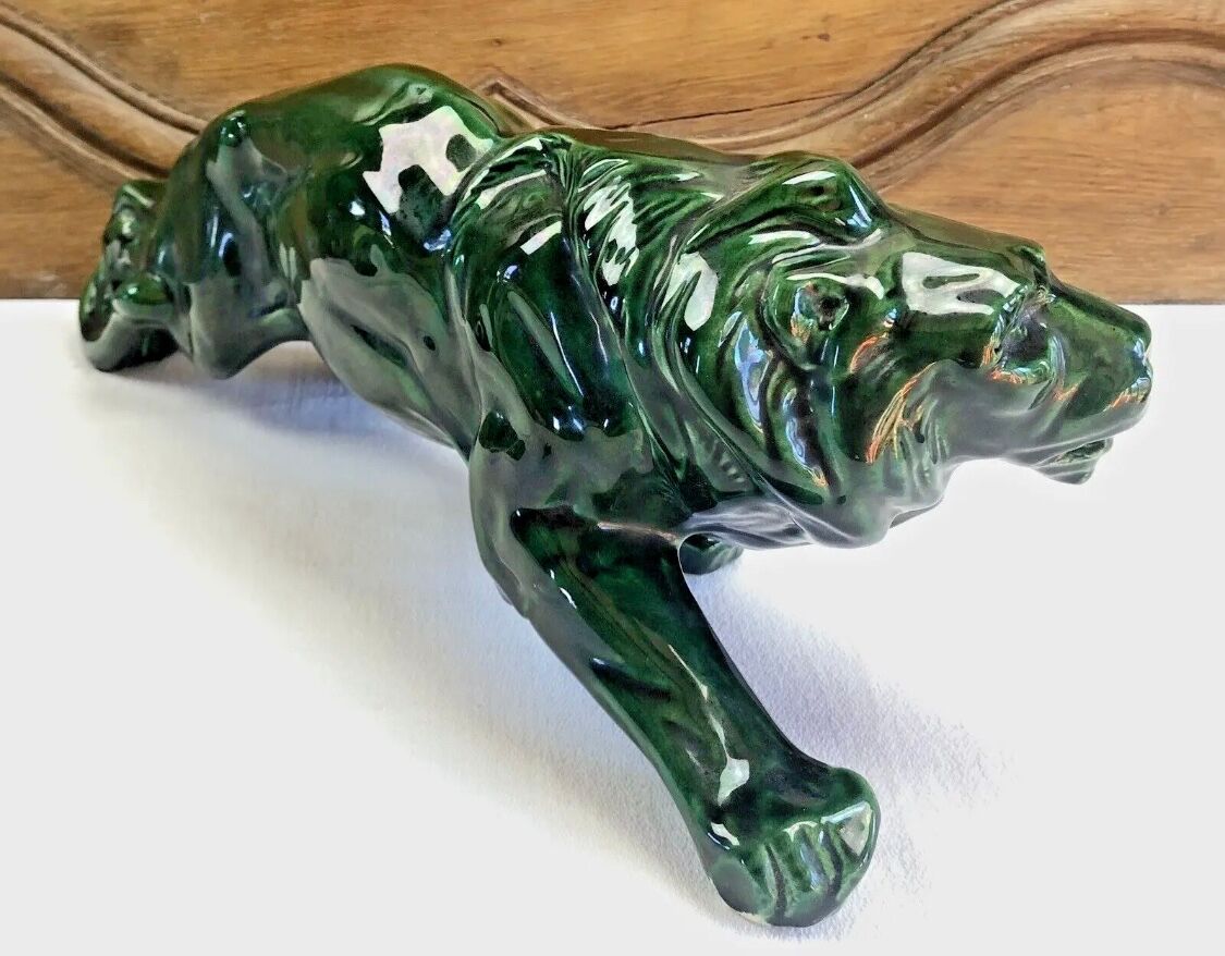 Art Deco lion statue 1930 cracked Saint Clement