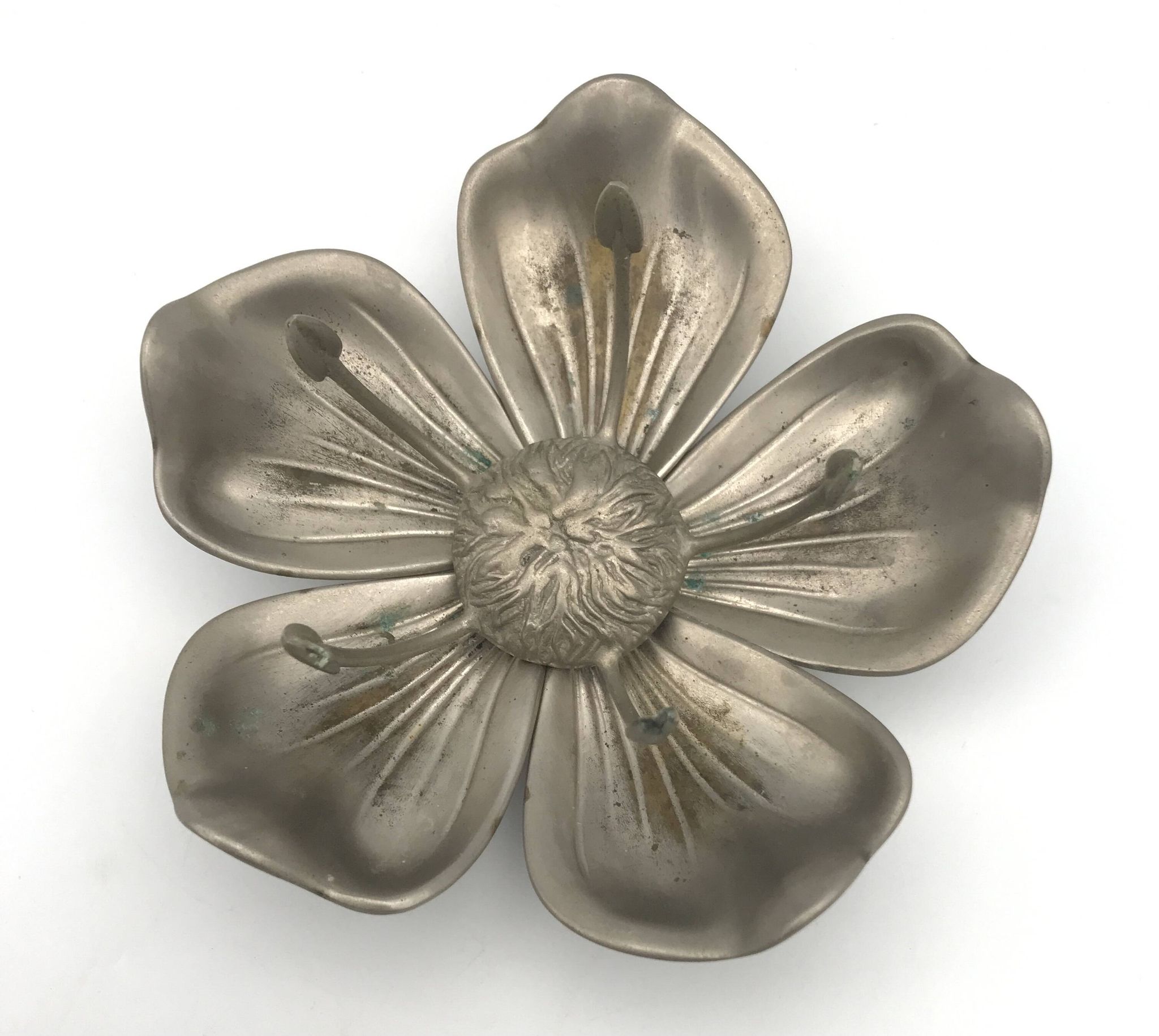 Vintage lotus flower ashtray with 5 removable petals in silver metal