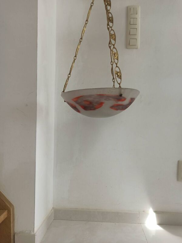 Suspension art déco en pâte de verre et chaîne torsadée en laiton signée Degué