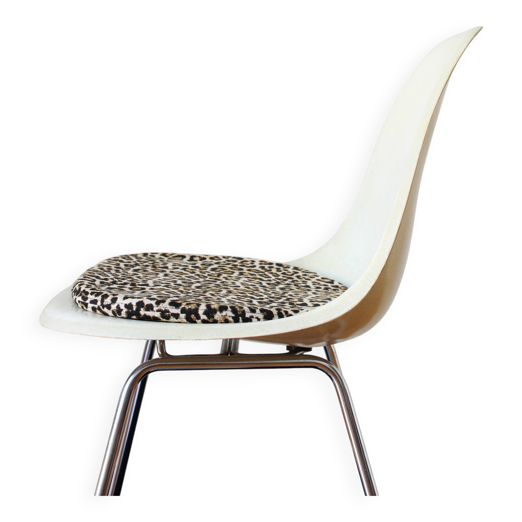 DSX fiberglass chair by Charles & Ray Eames for Herman Miller