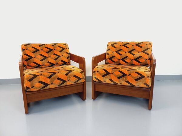 Paire de fauteuils traîneau vintage en noyer et tissu velours des années 70