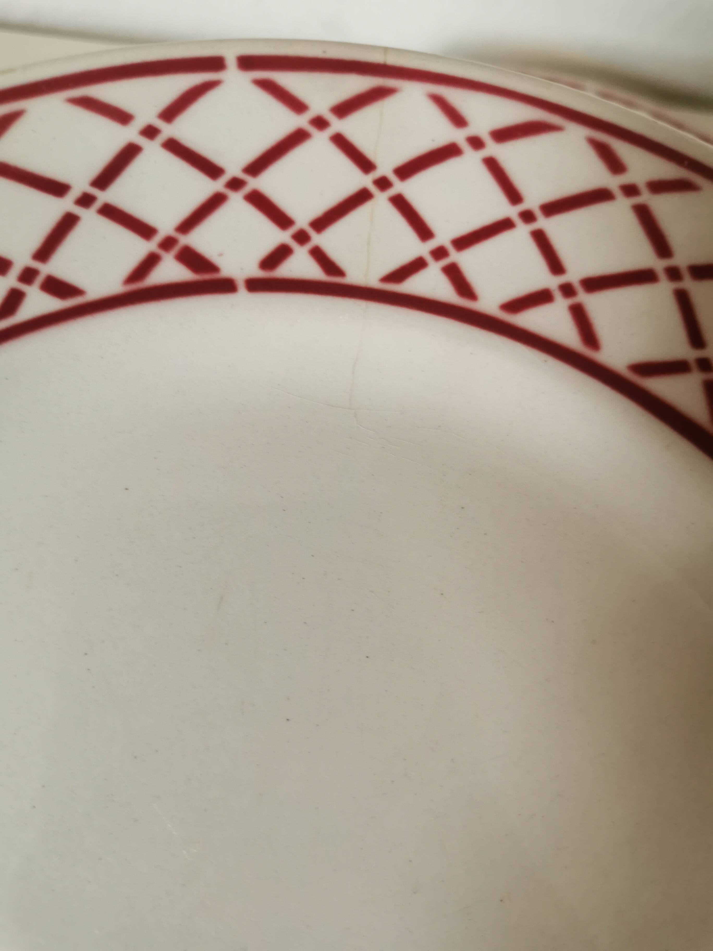 Lot de 5 assiettes à dessert Badonviller motif géométrique rouge et blanc