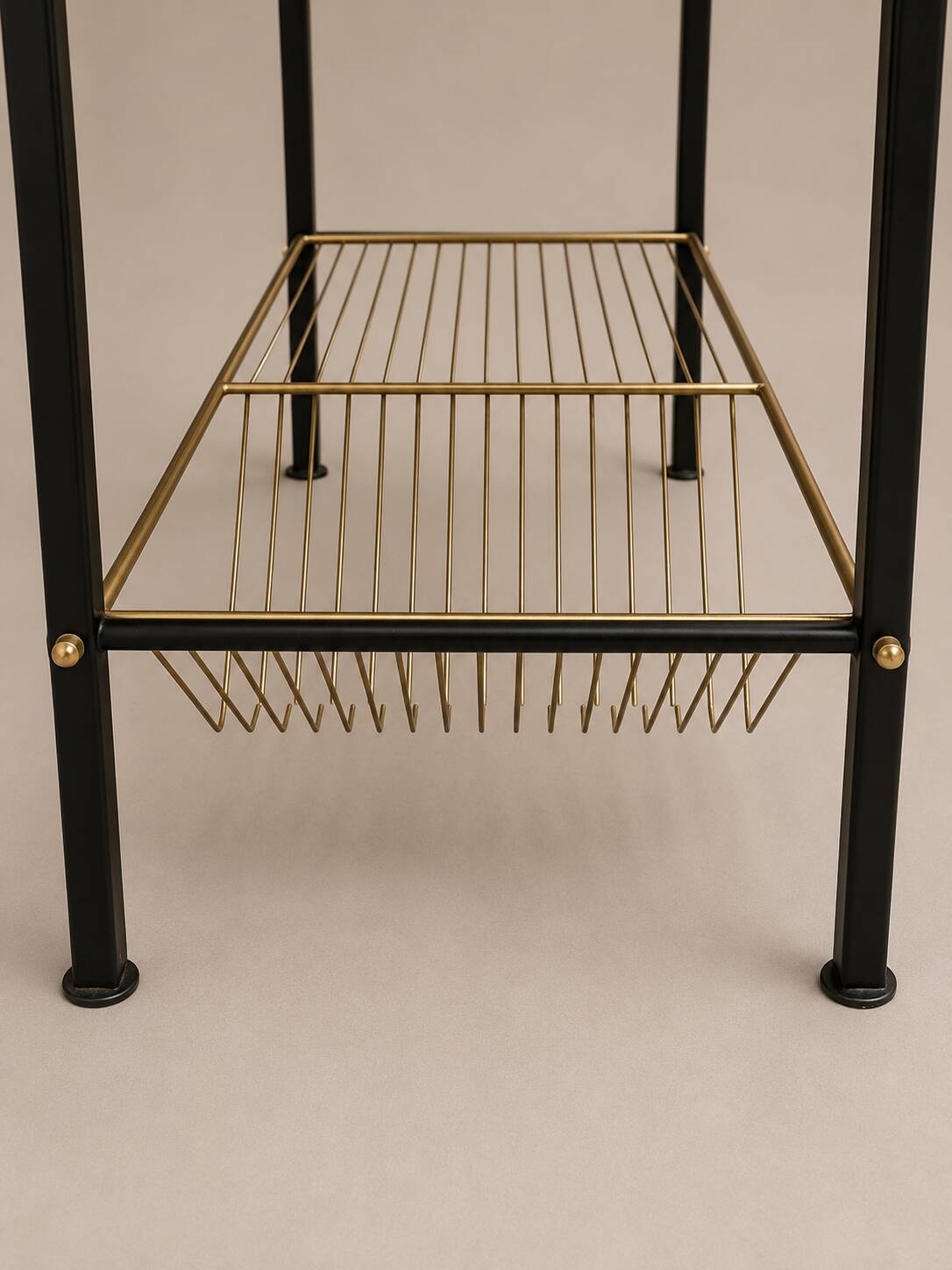 Table basse vintage verre fumé, métal noir et laiton — années 70