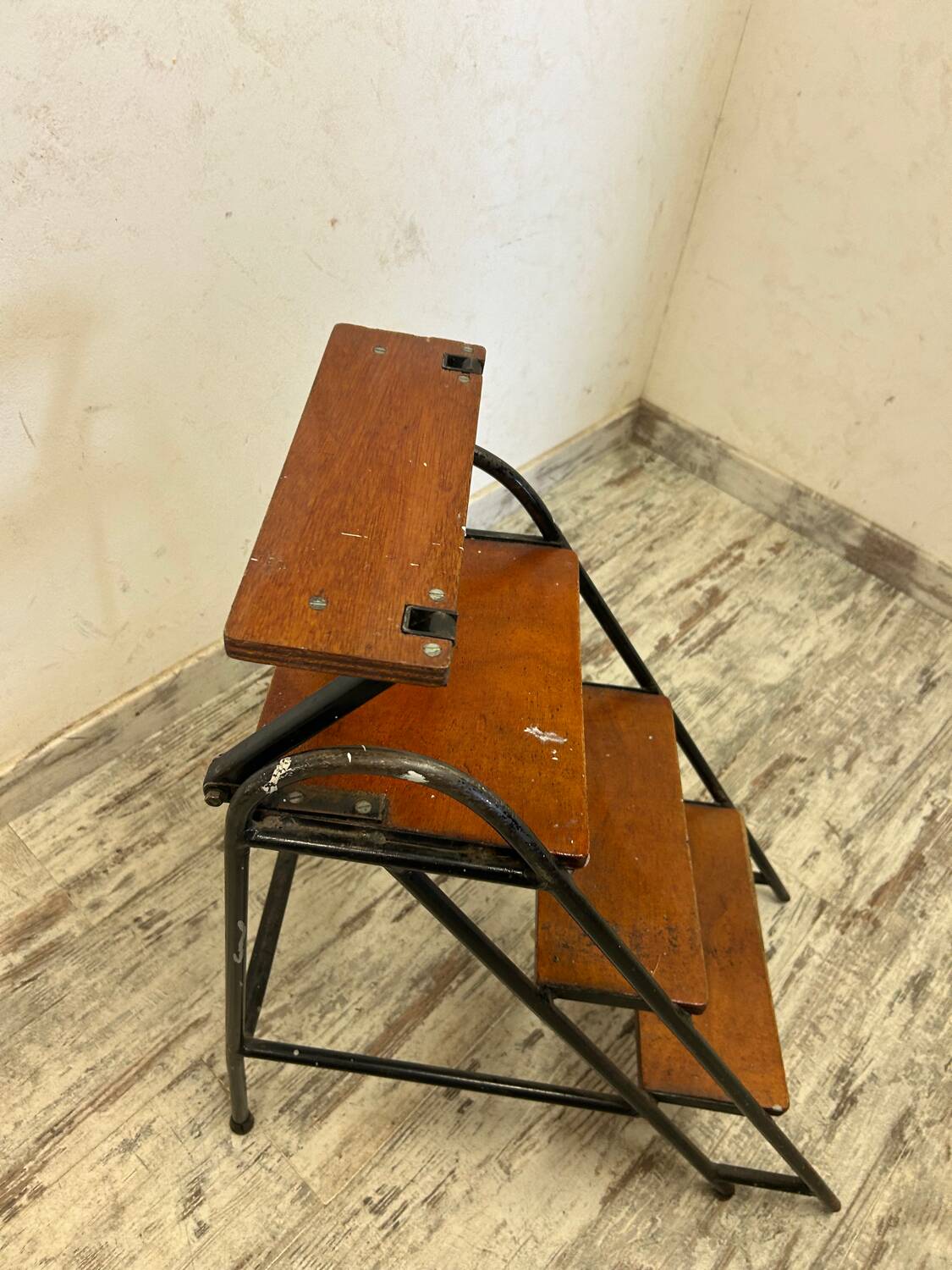 Escabeau, petit marche pied, atypique