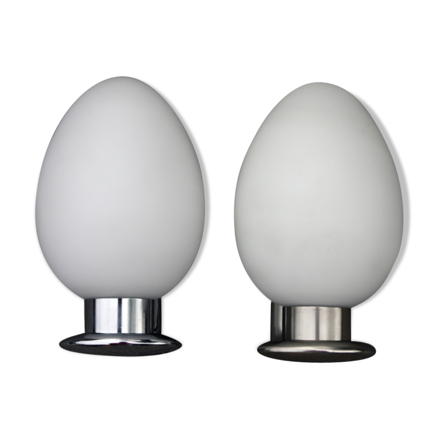 Paire d'appliques demi oeuf opaline et chrome