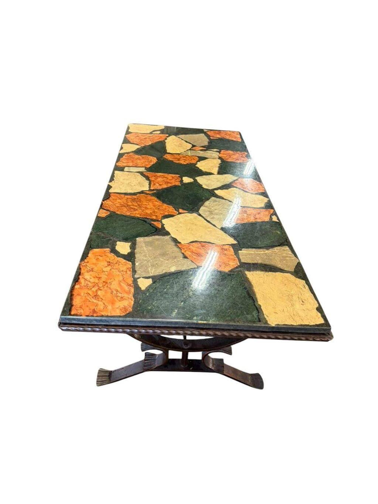 Table basse vintage en pierre avec cadre en fonte