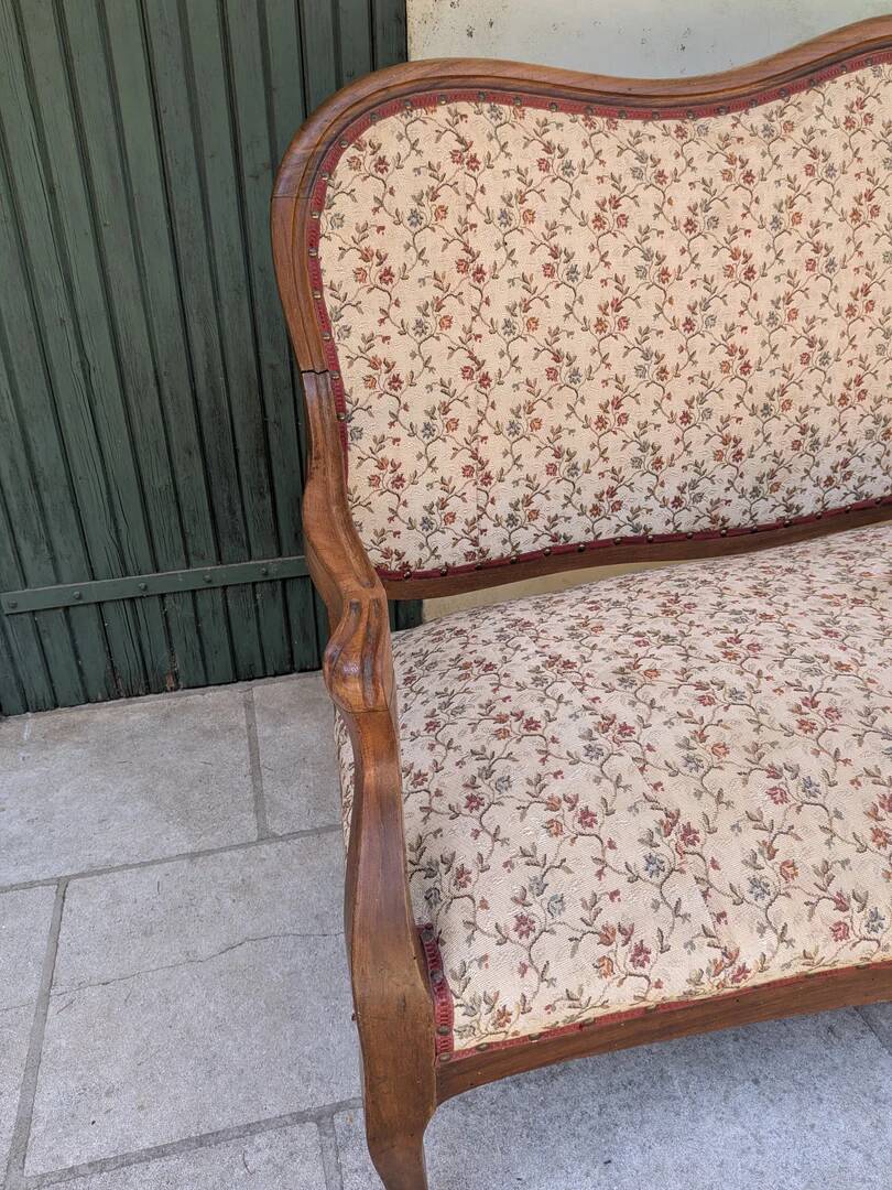 Moulded wooden bench with floral upholstery – Old-fashioned charm