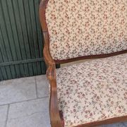 Moulded wooden bench with floral upholstery – Old-fashioned charm