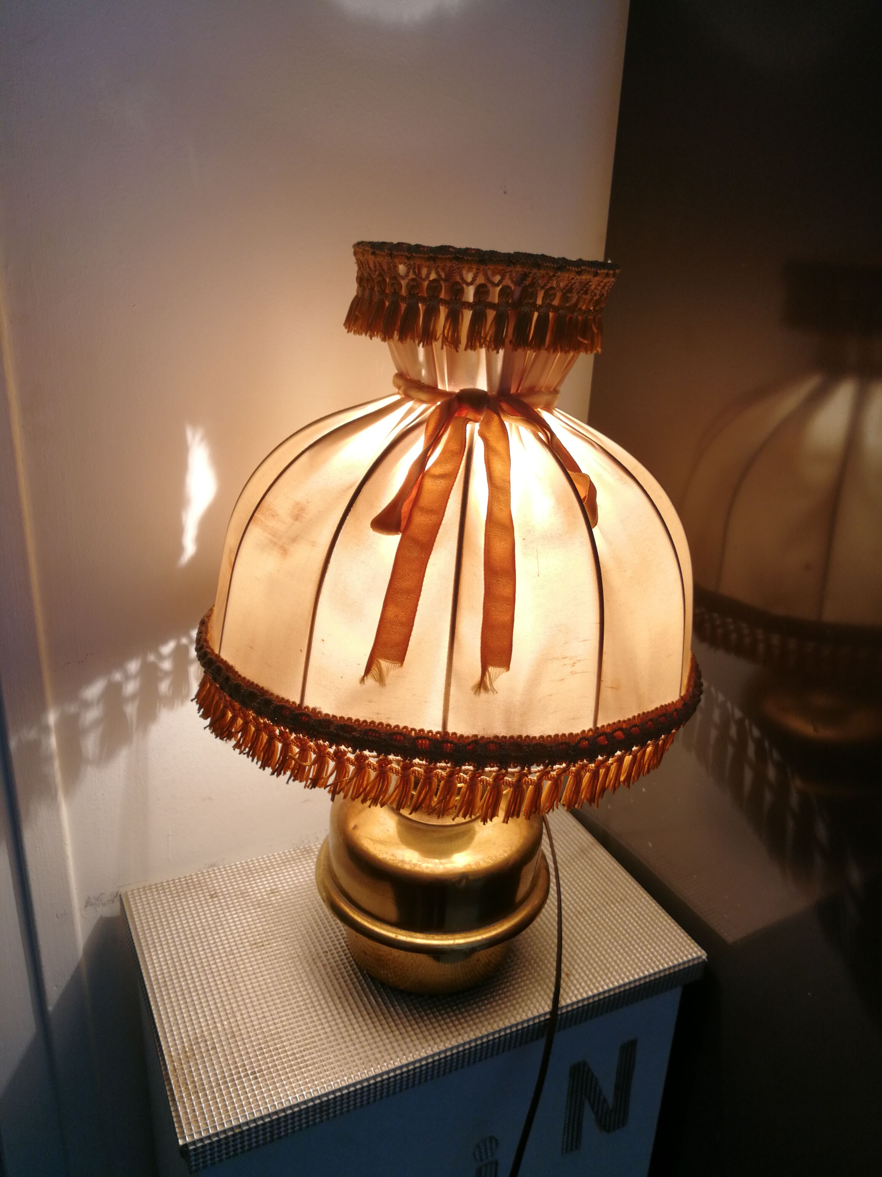 'Old oil lamp' bedside lamp