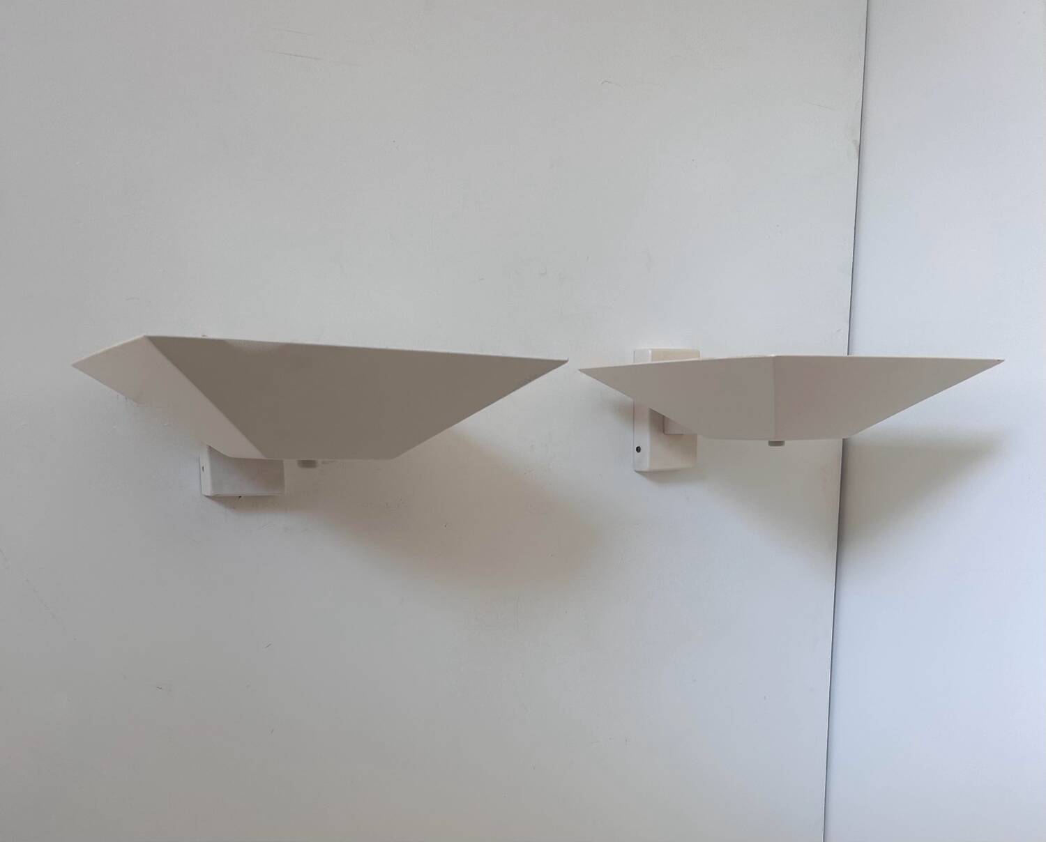 Set of modernist wall lights, white lacquered metal, France 1970