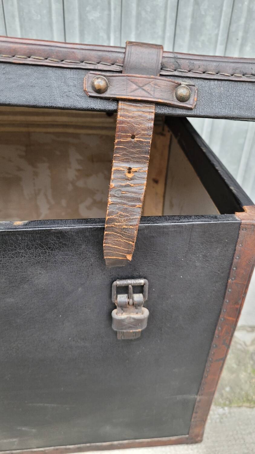 Leather travel trunk from the 1900s