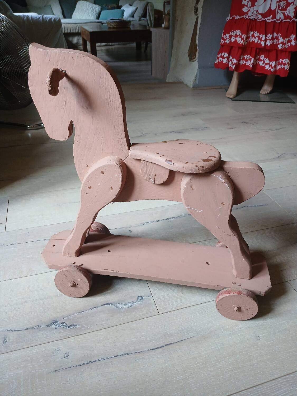 Cheval ancien en bois à roulettes