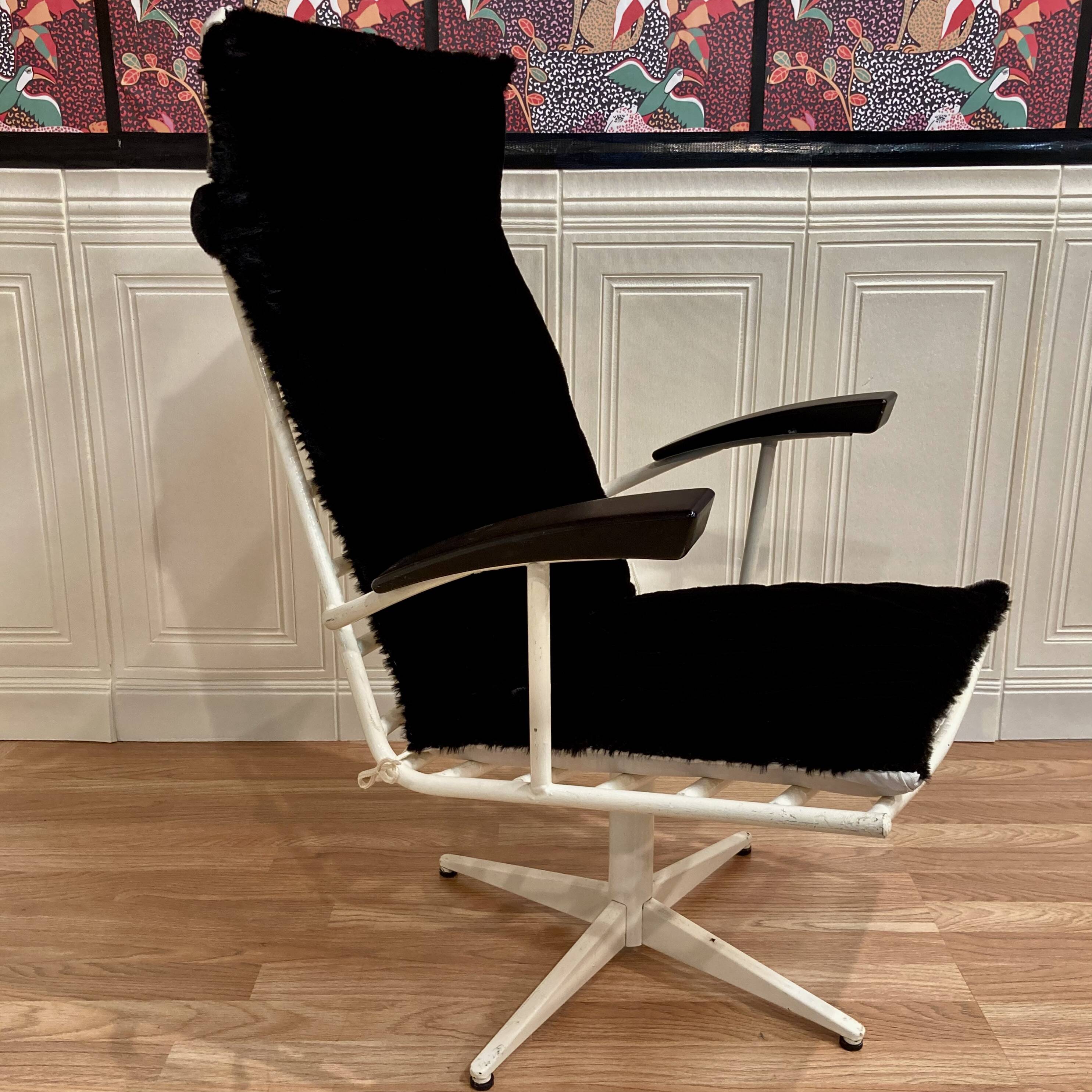 Duo de fauteuils métal et Bakélite design 1960.