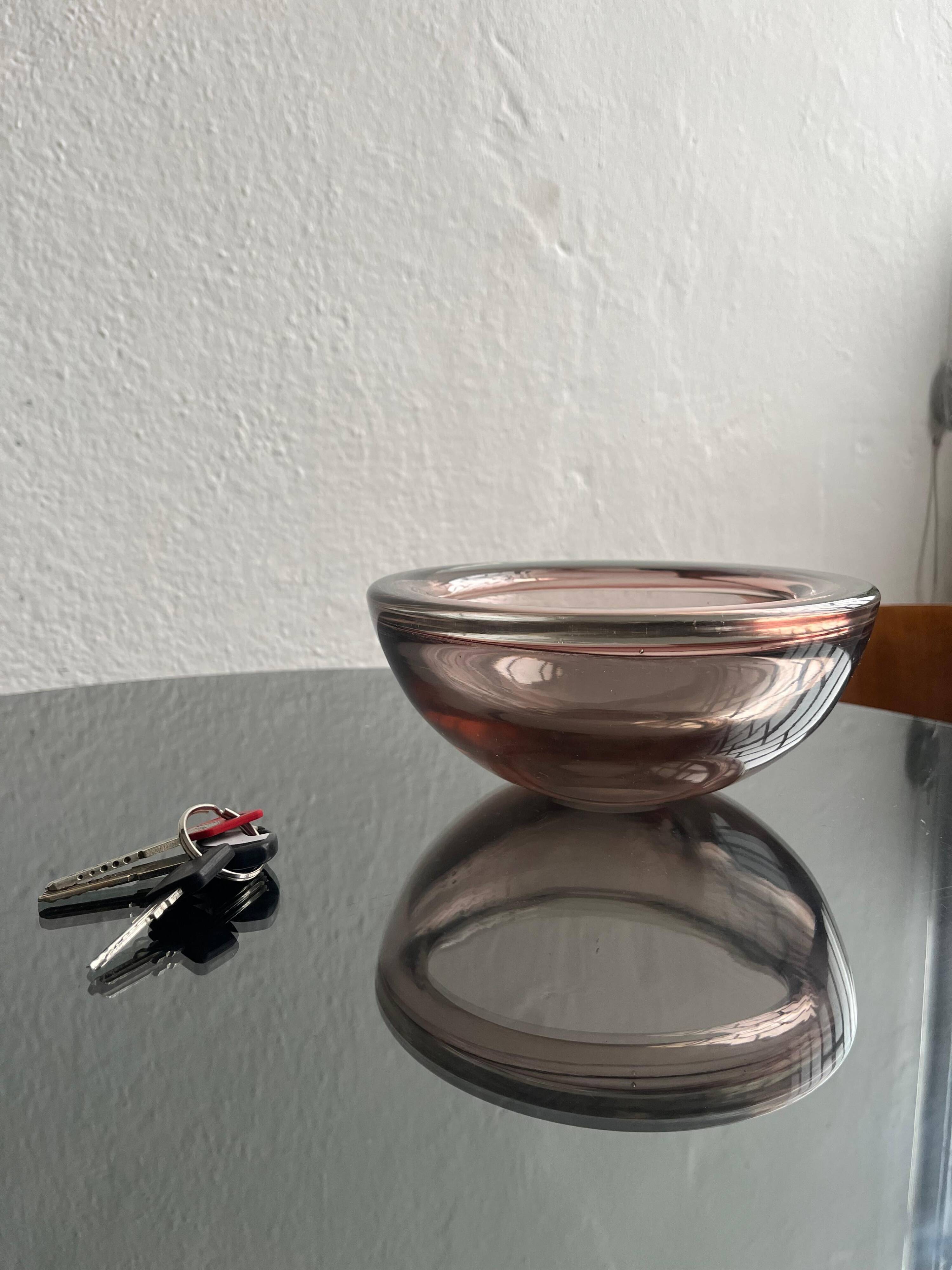 Bol en verre de Murano vintage, accent de table basse, bibliothèque, couleur violet clair.