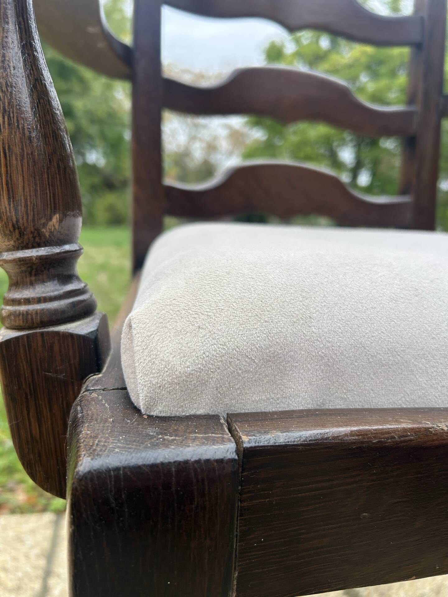 Ensemble de 6 chaises de salle à manger en chêne ancien rembourrées, comprenant 2 fauteuils.