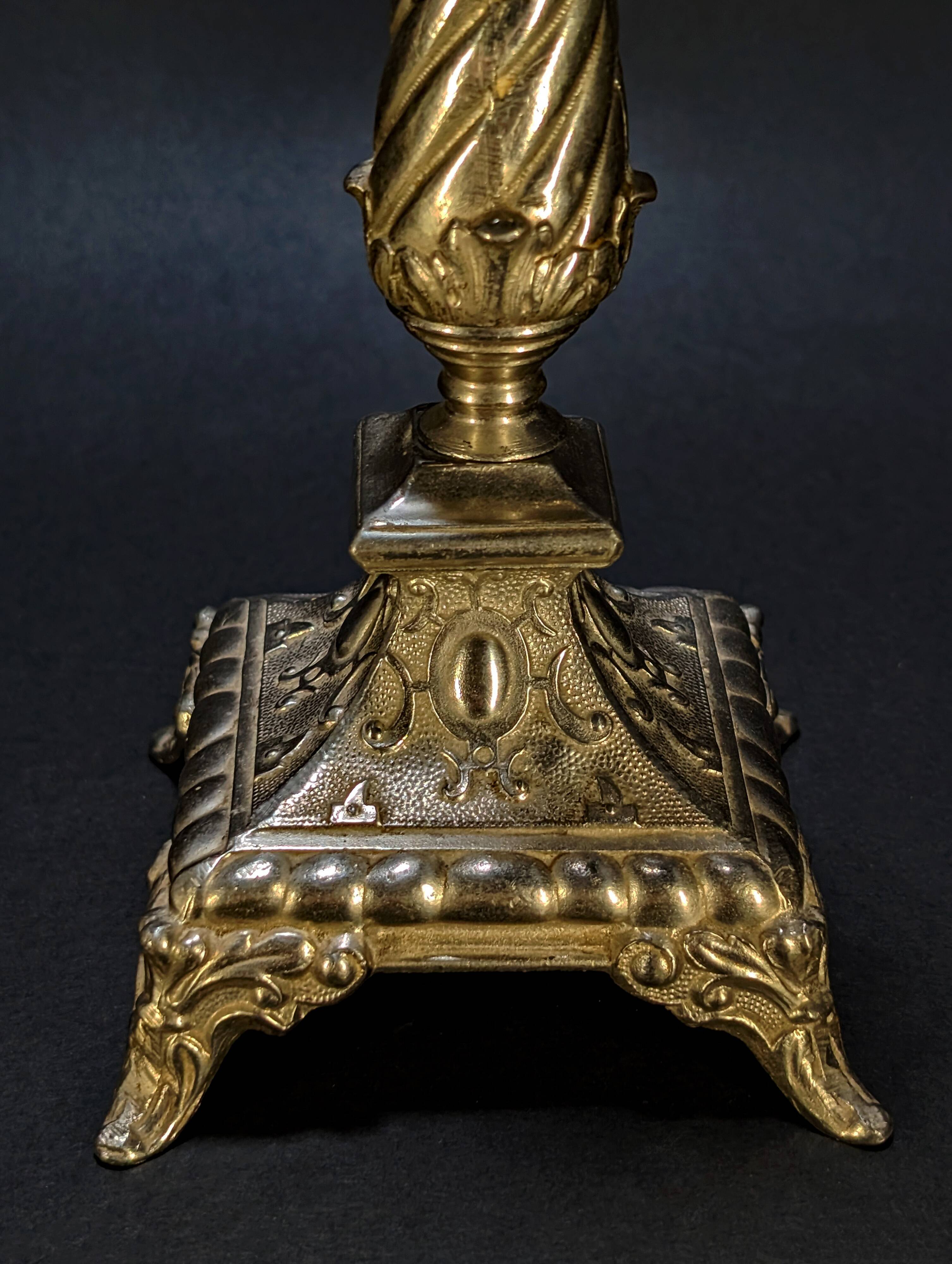 Paire de bougeoirs style Néo-Renaissance / Louis XIII