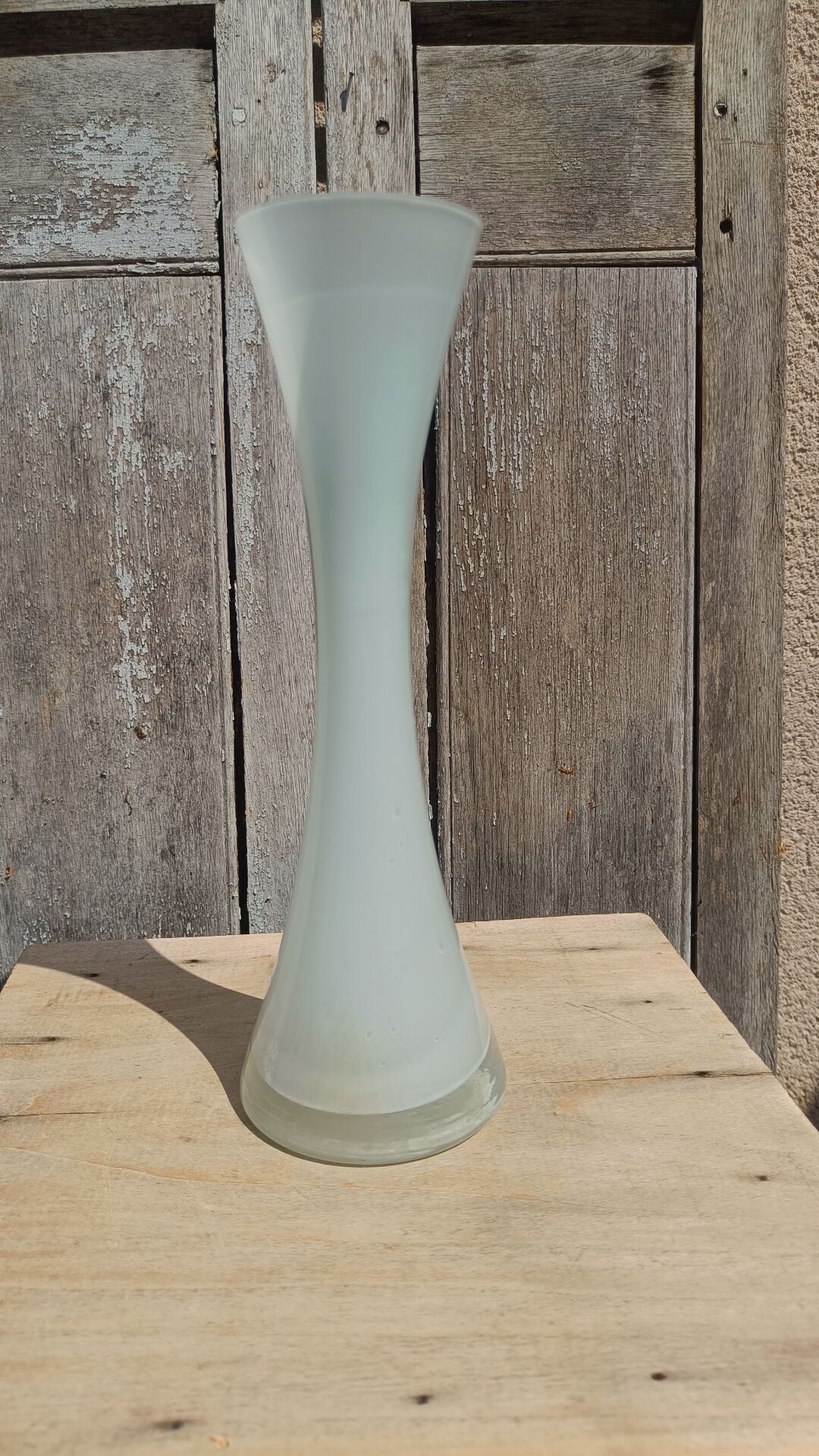 Single-stem vase in white opaline glass