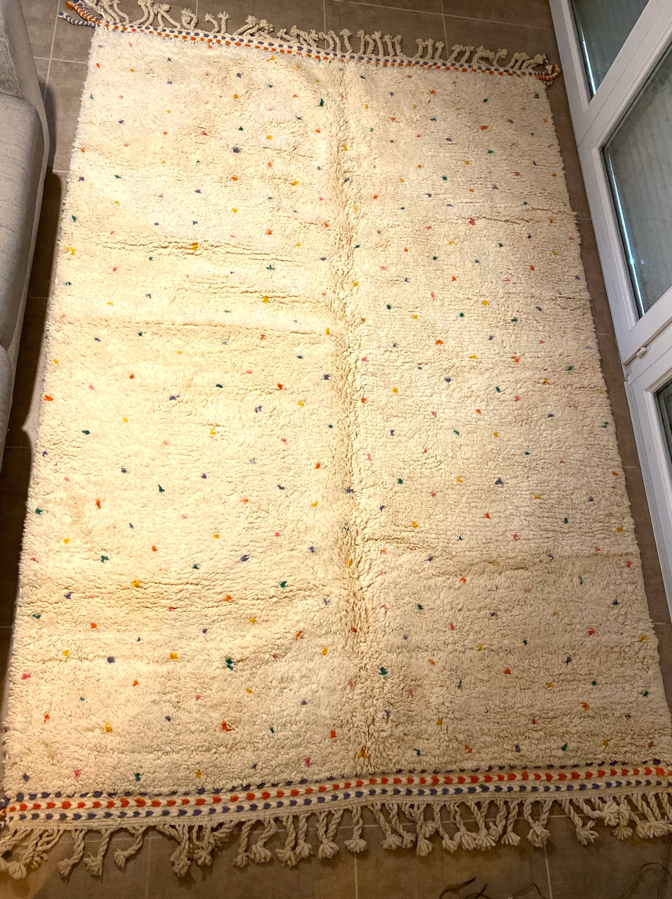 Tapis berbère à petits pois multicolores
