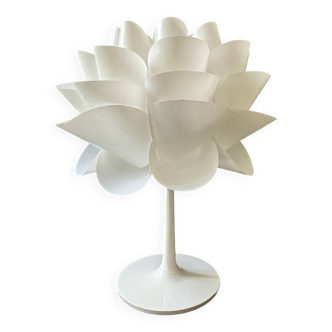 White artichoke tulip design table lamp