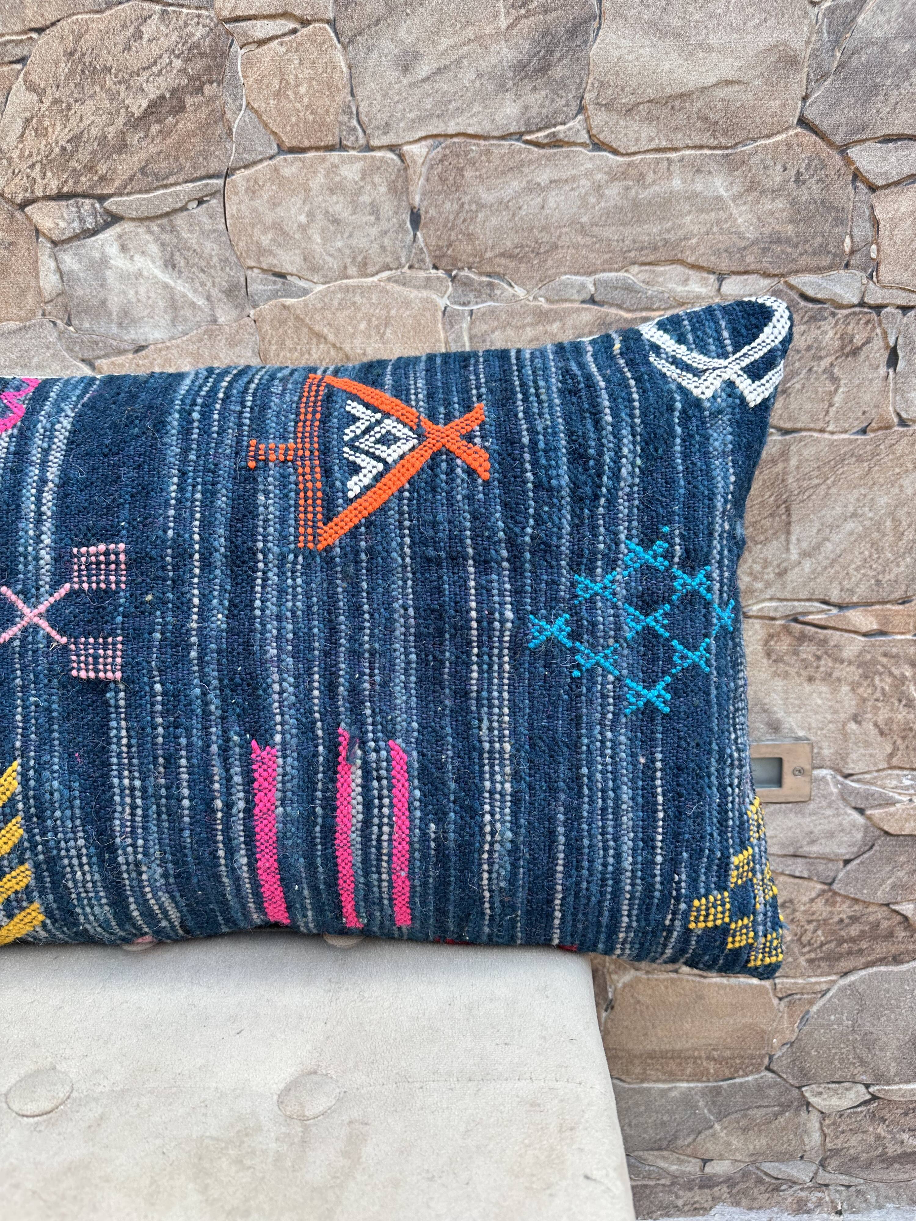 Handmade Moroccan Kilim cushion cover: Bohemian decorative cushion