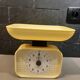 Balance de cuisine vintage jaune Brillant