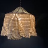 Suspension en opaline blanche et abat jour en crochet ancien fait main