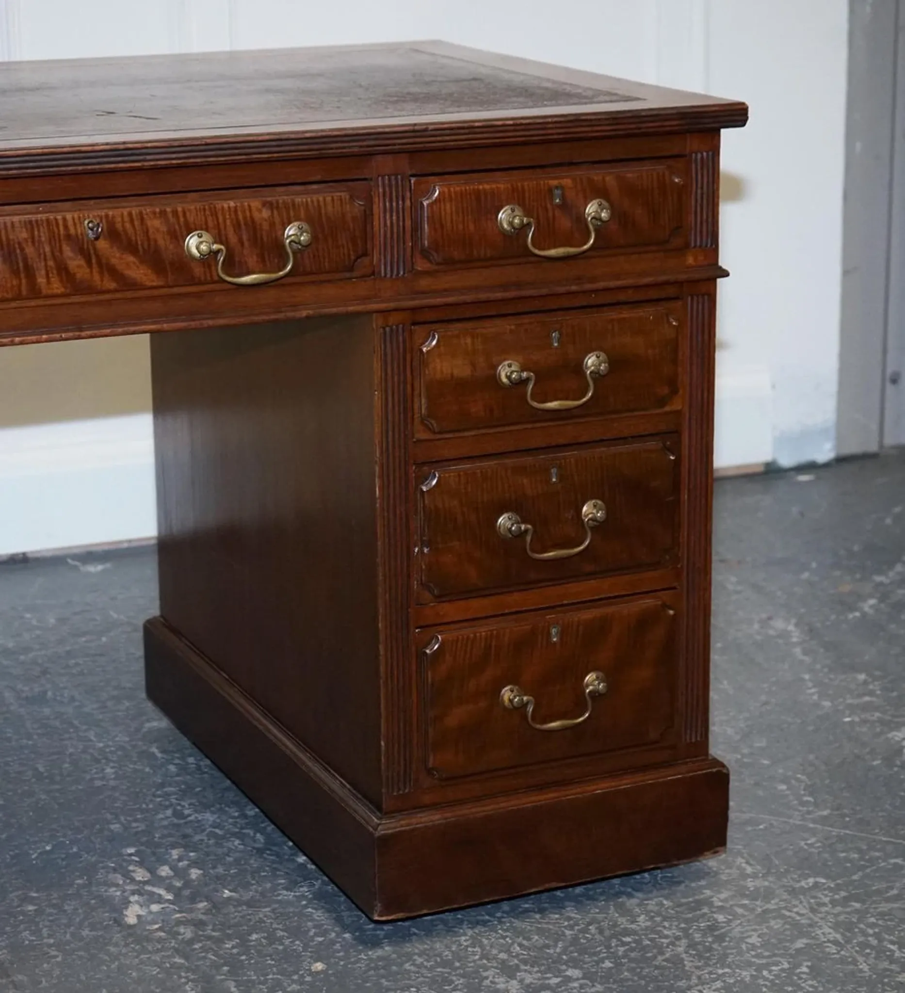 Antique Pedestal Desk by Edwardian Maple & Co, 1890