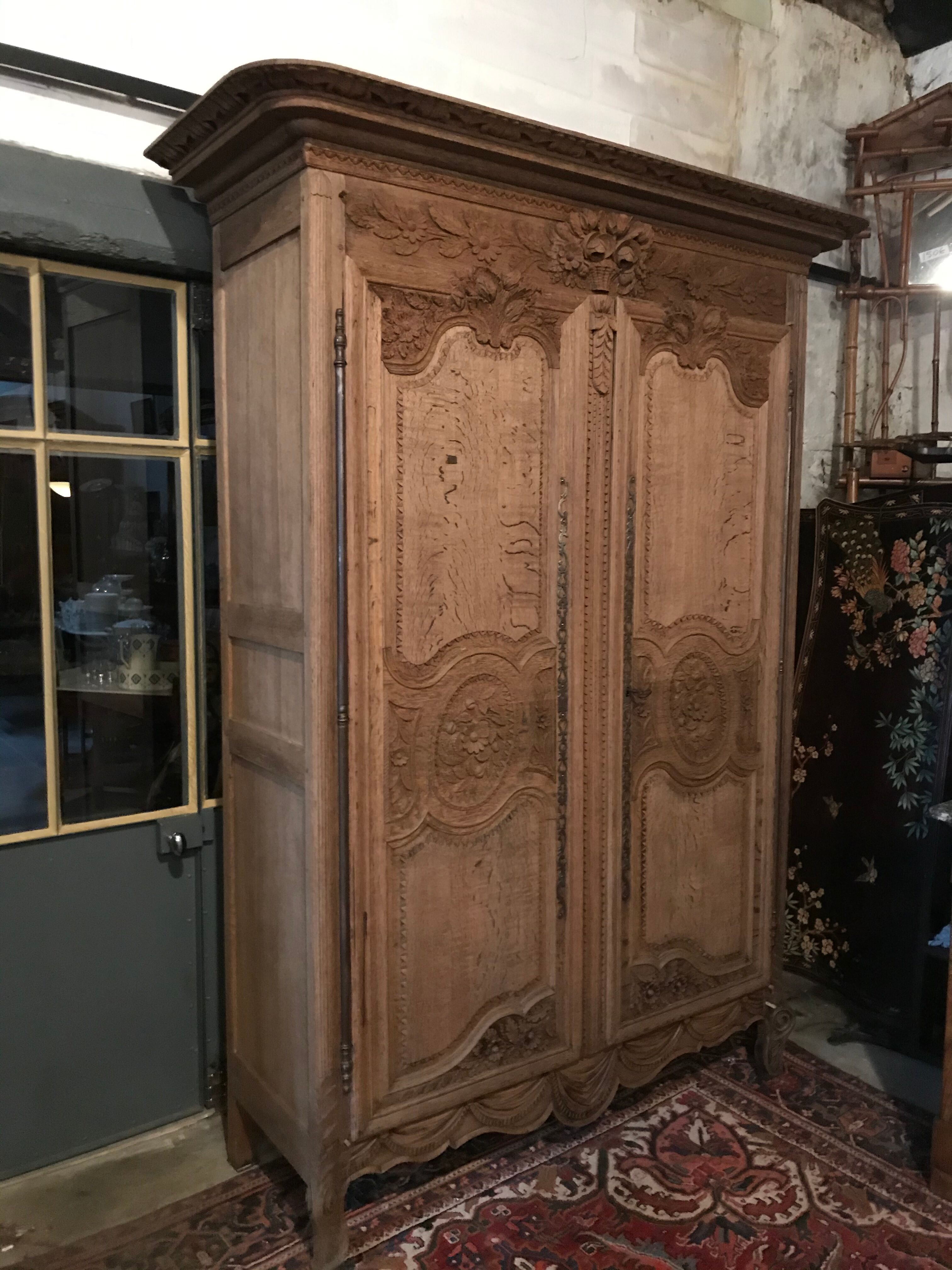 Armoire normande décapée en chêne