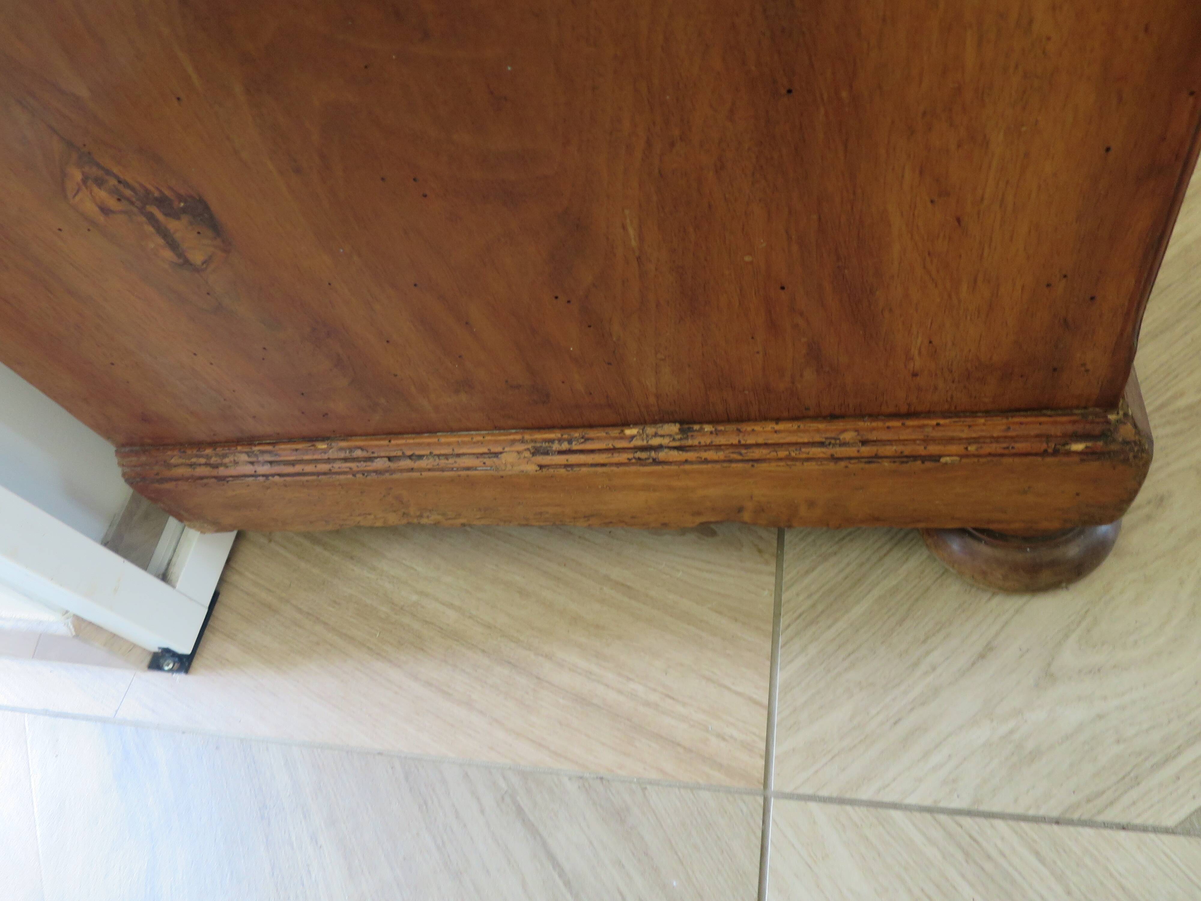 Louis Philippe style chest of drawers with 4 drawers in solid walnut and marble, 1900-1950.