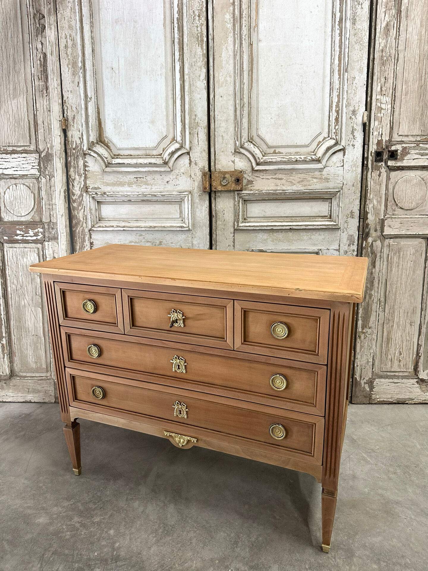 Commode Louis XVI en merisier clair vers 1970