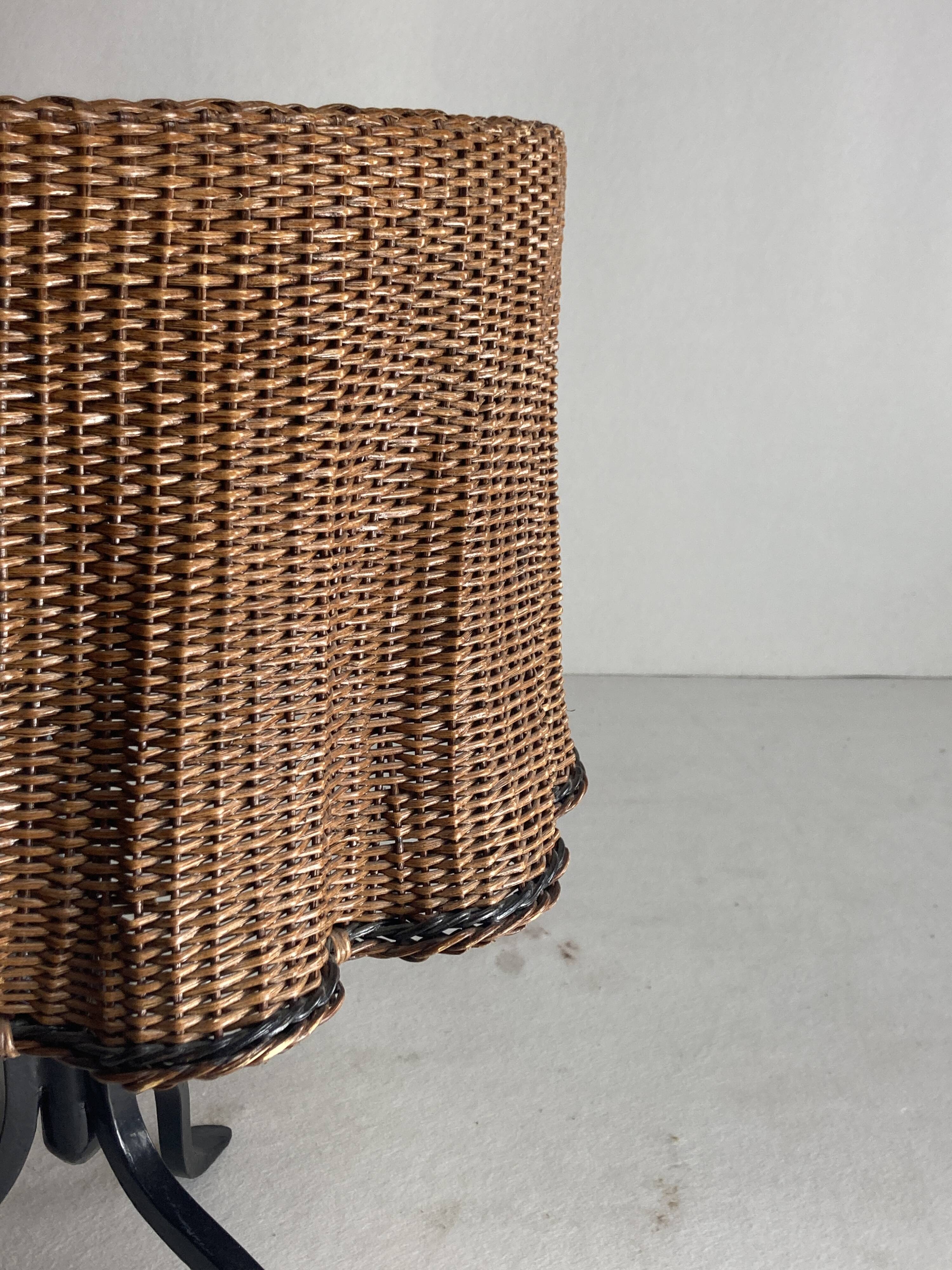 Table d'appoint ondulée en trompe-l'oeil en osier et rotin, 1960