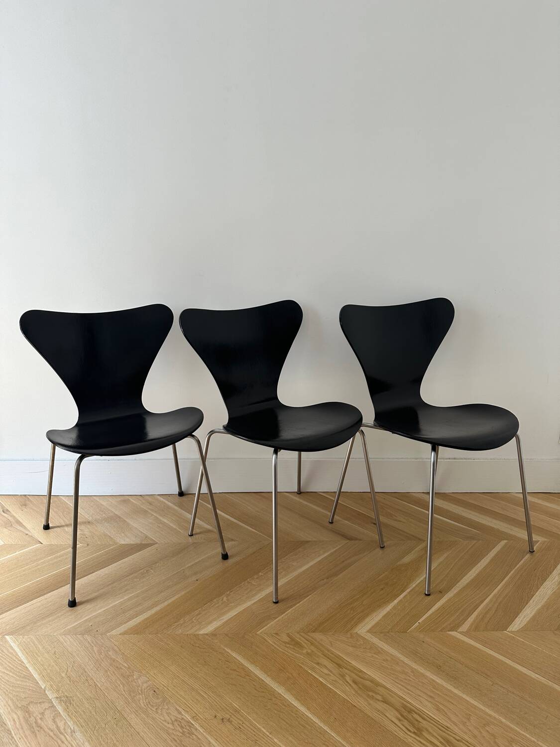 3 Arne Jacobsen Series 7 chairs