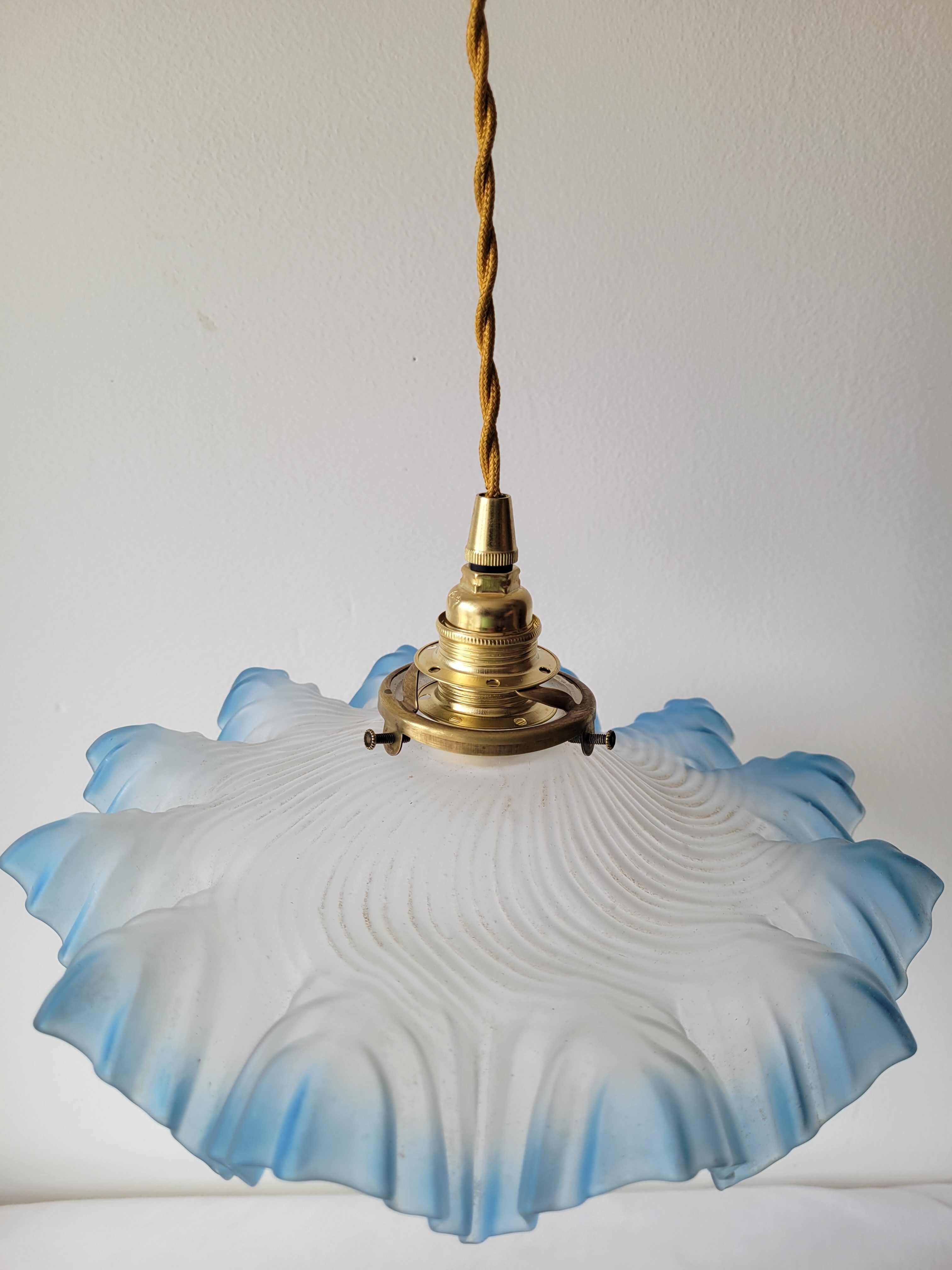 Suspension in opaline