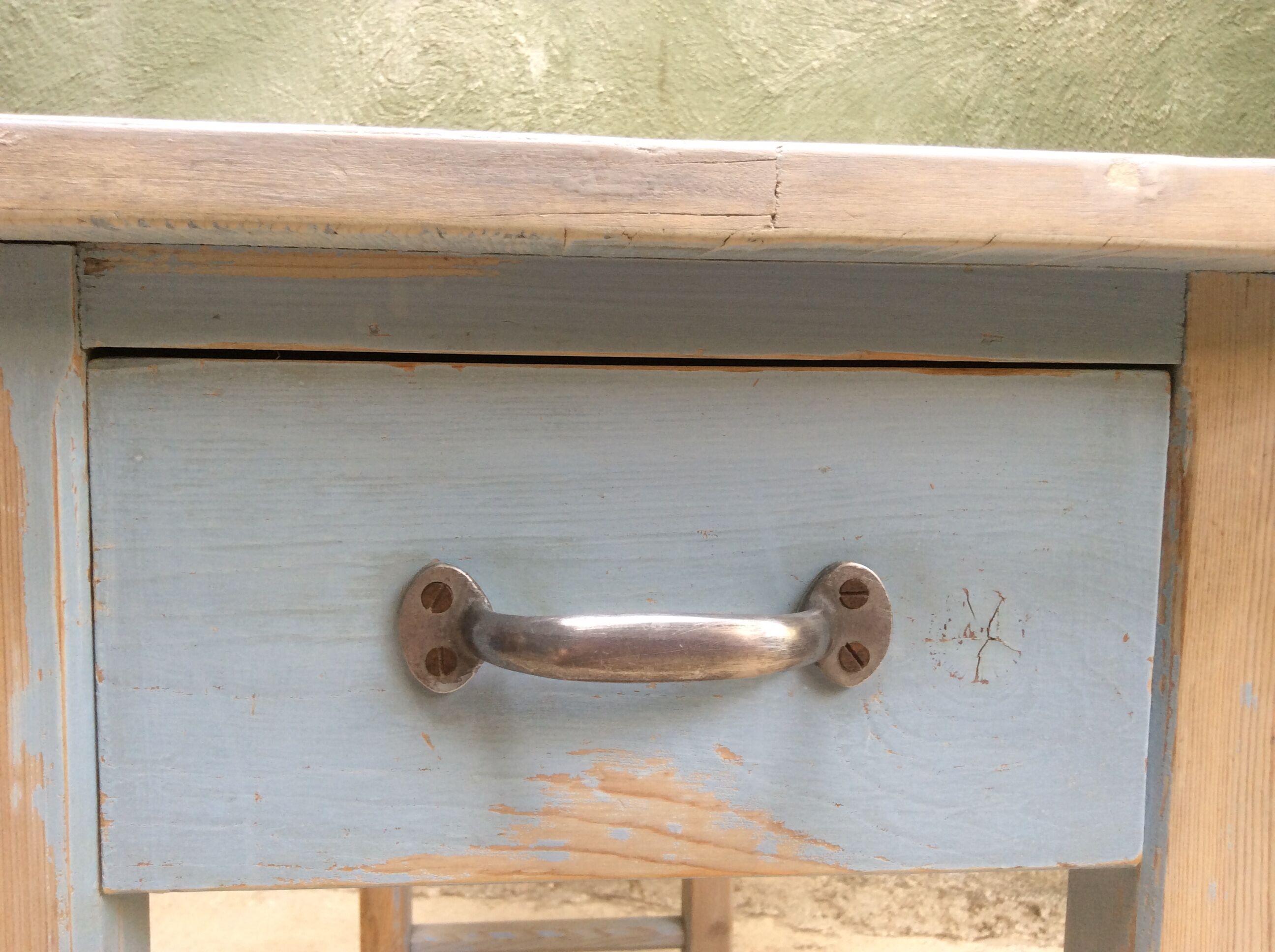 Small set-up with drawers