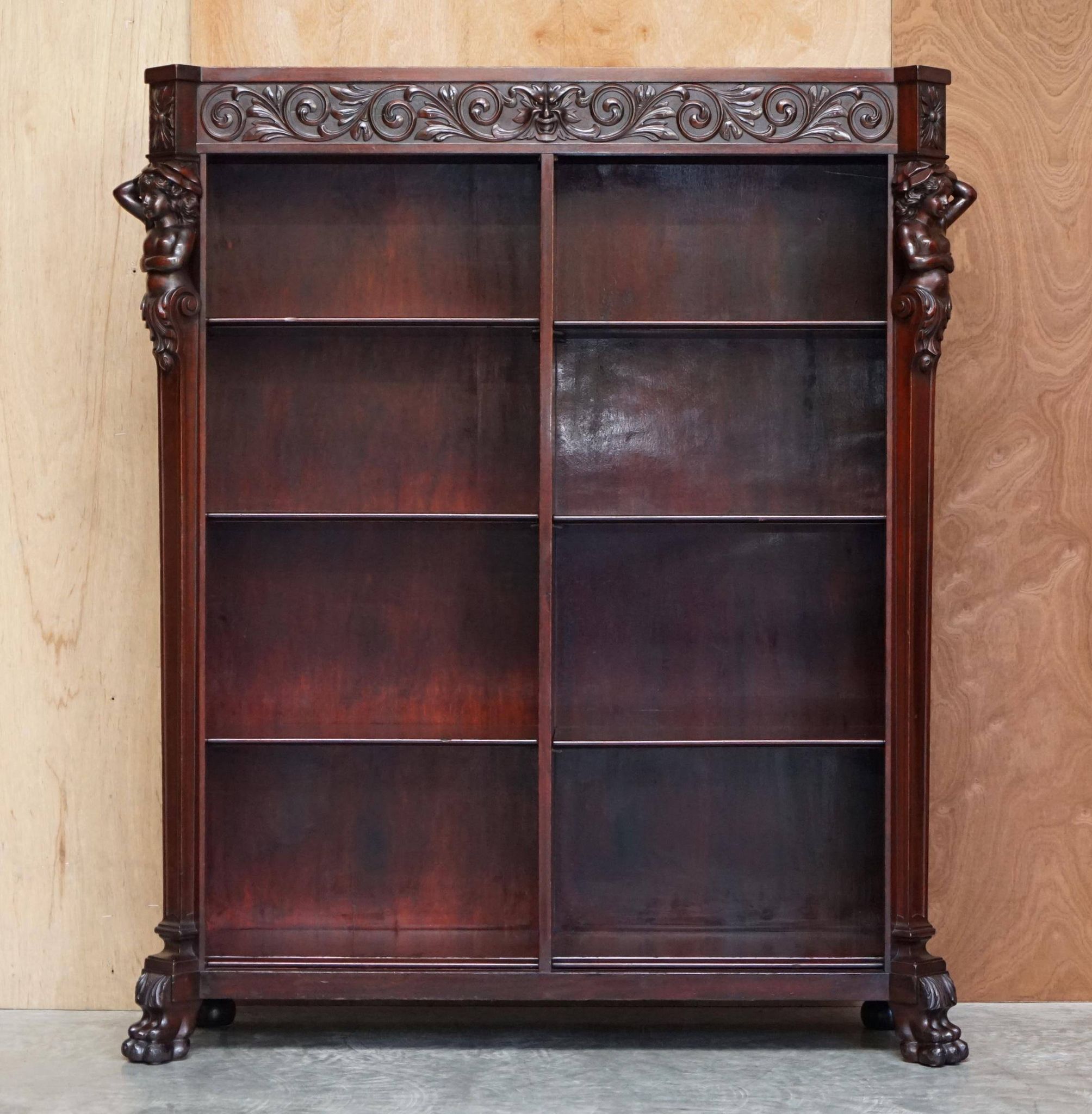Bibliothèque sculptée à la main circa 1900 en bois dur avec statues Hermès
