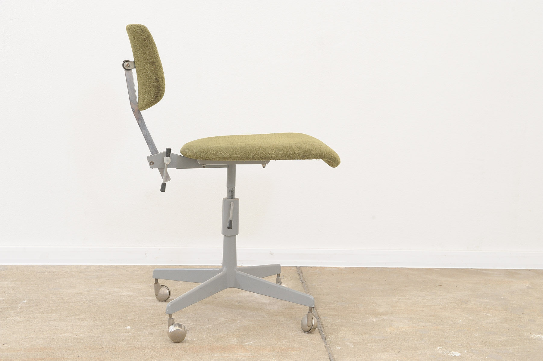 Midcentury swivel desk chair by Kovona 1950s
