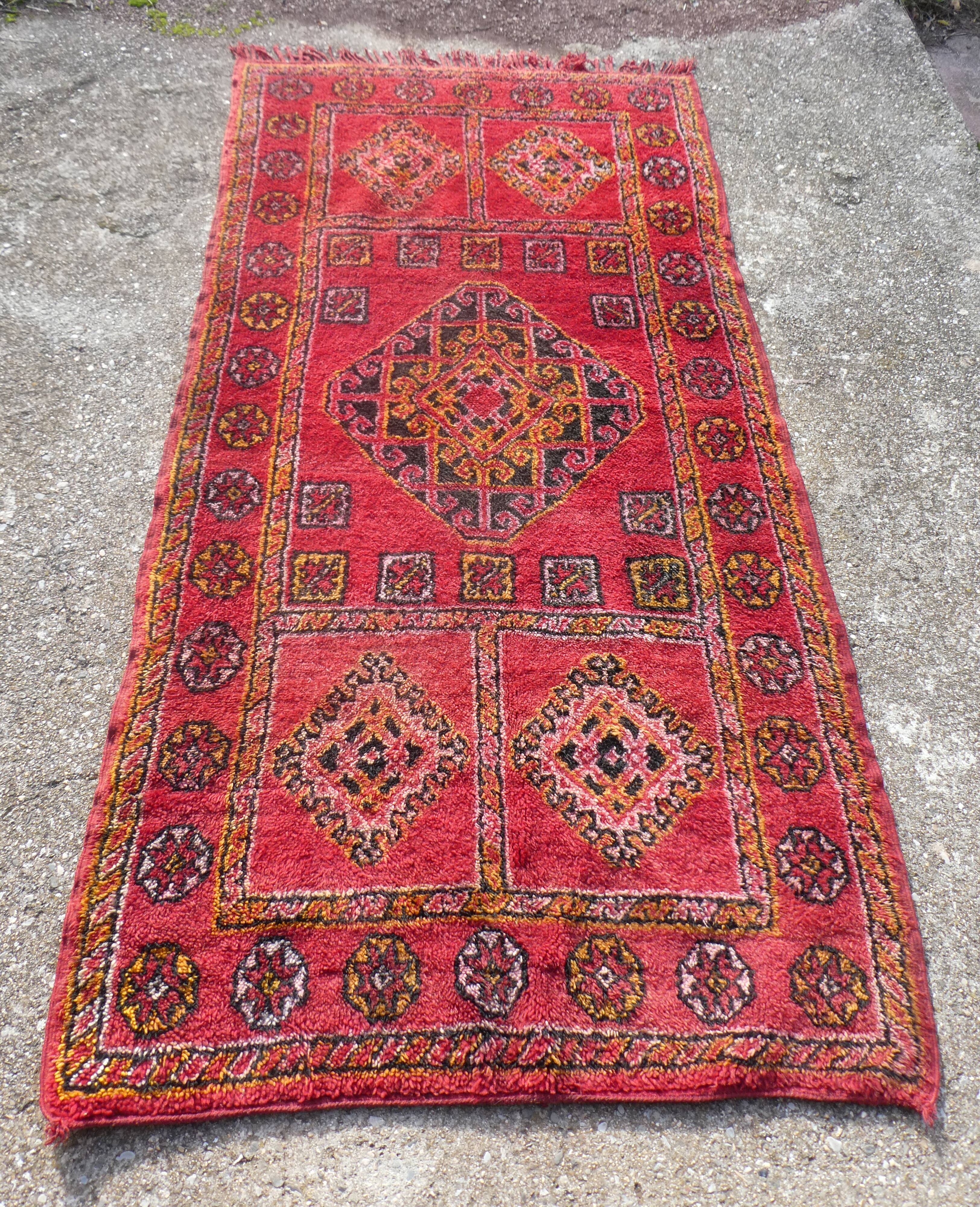 Tapis berbère marocain vintage Boujaad de Khenifra 250x120 cm