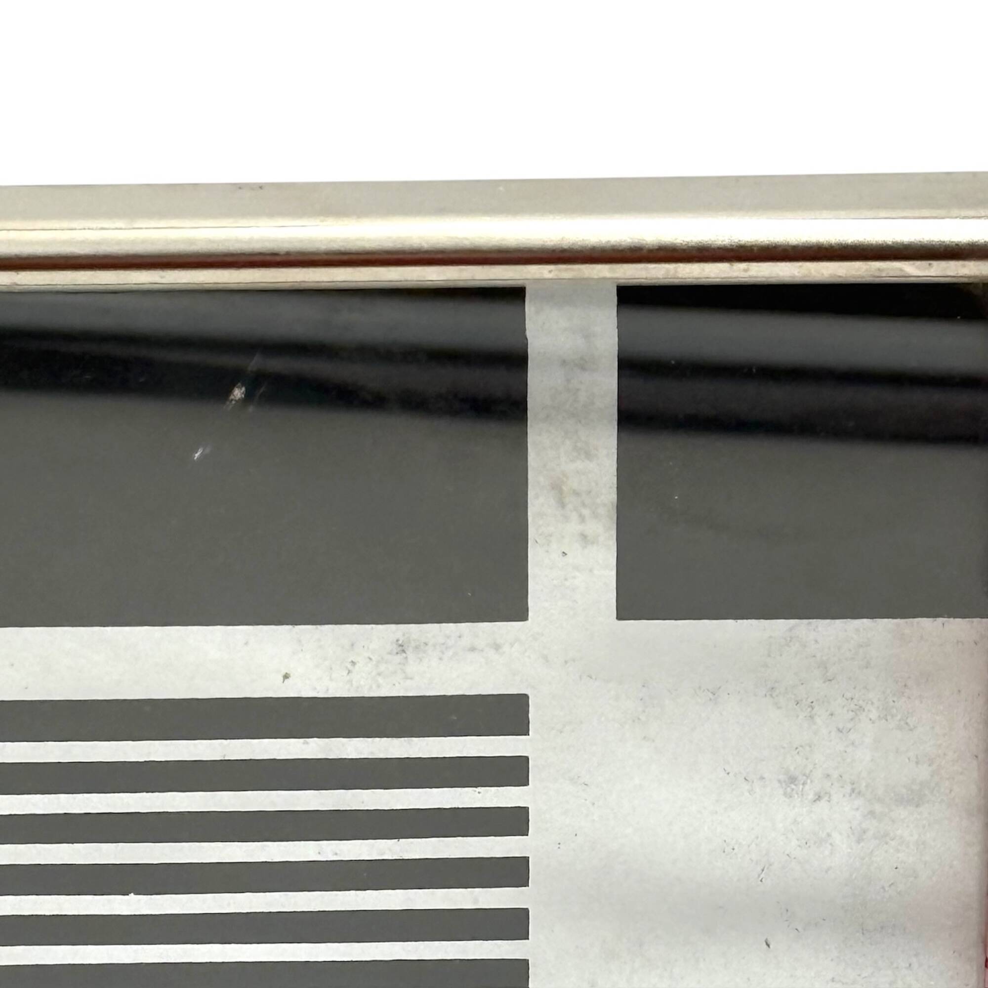 Plateau Space Age européen des années 70 à graphisme moderniste