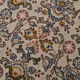 Un tapis persan oriental crème à motifs floraux – Élégance classique