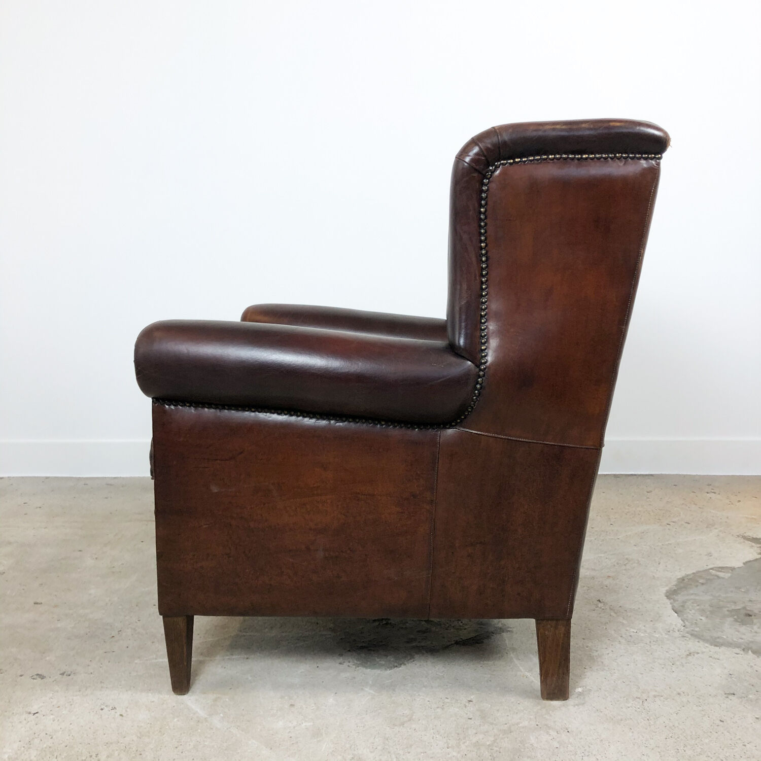 Paire de fauteuils à ailes en cuir de mouton brun foncé vintage