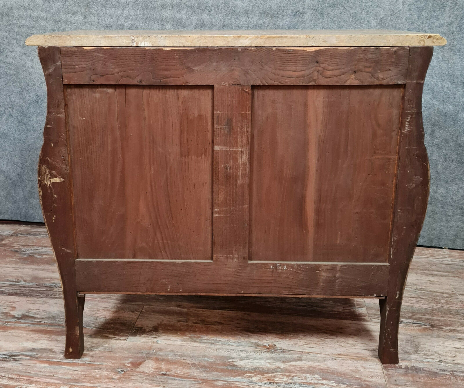 Commode galbée Louis XV en marquèterie de bois précieux vers 1900