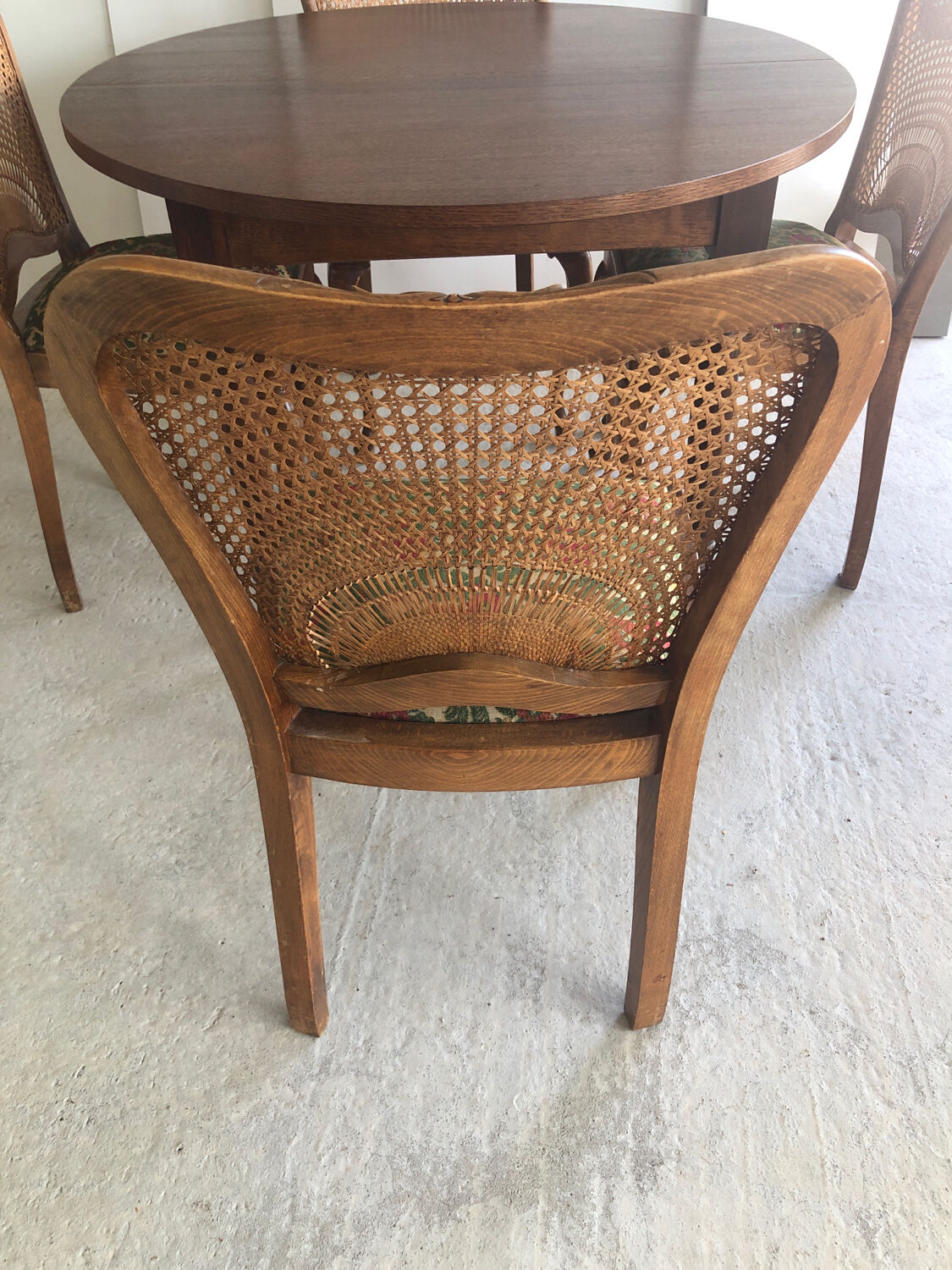 Table ronde avec rallonges et 4 chaises dossier cannage Vintage