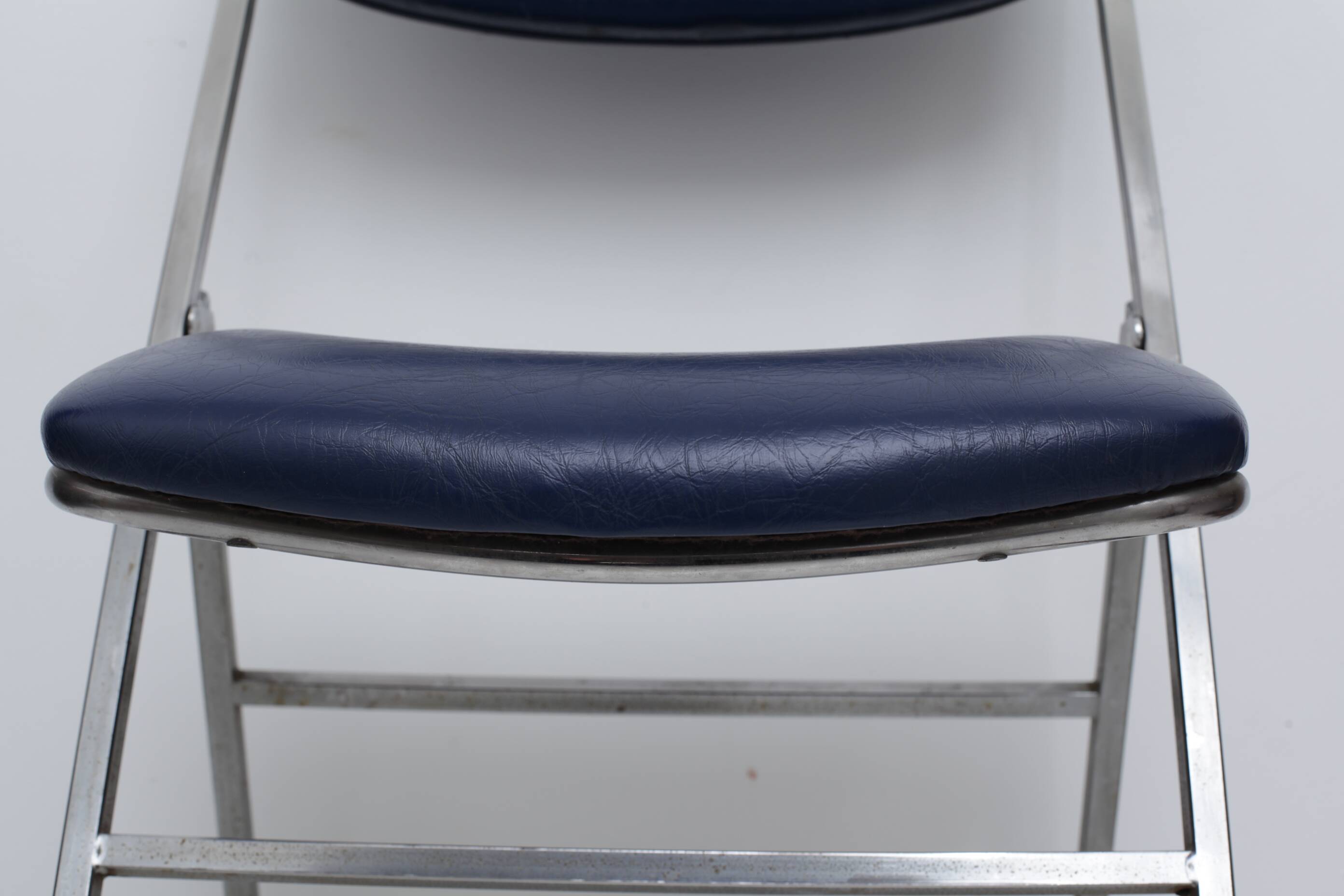 Chaise pliable skaï bleu pieds chromés