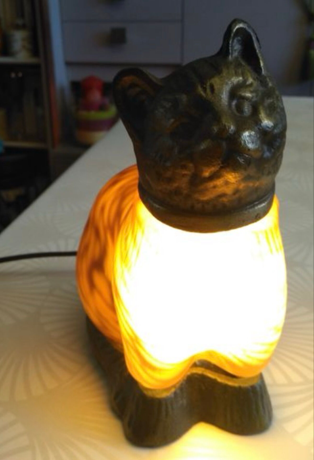 Art Deco cat lamp in glass paste, signed.