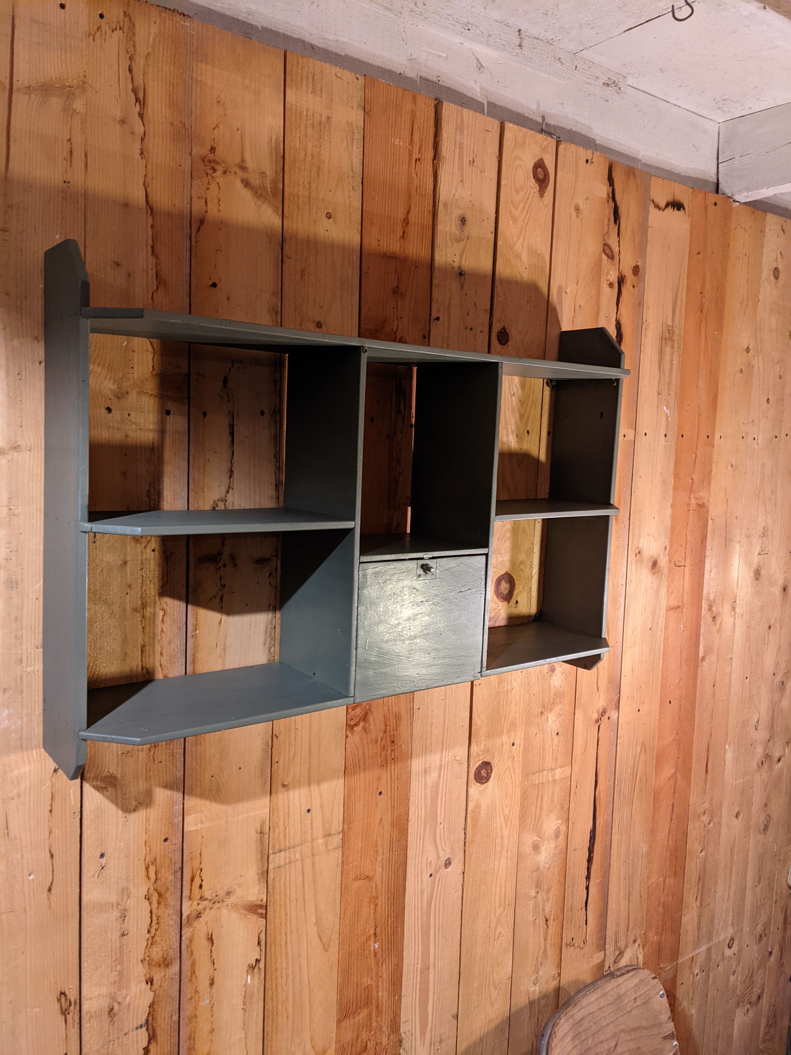 Wall shelf with lockers