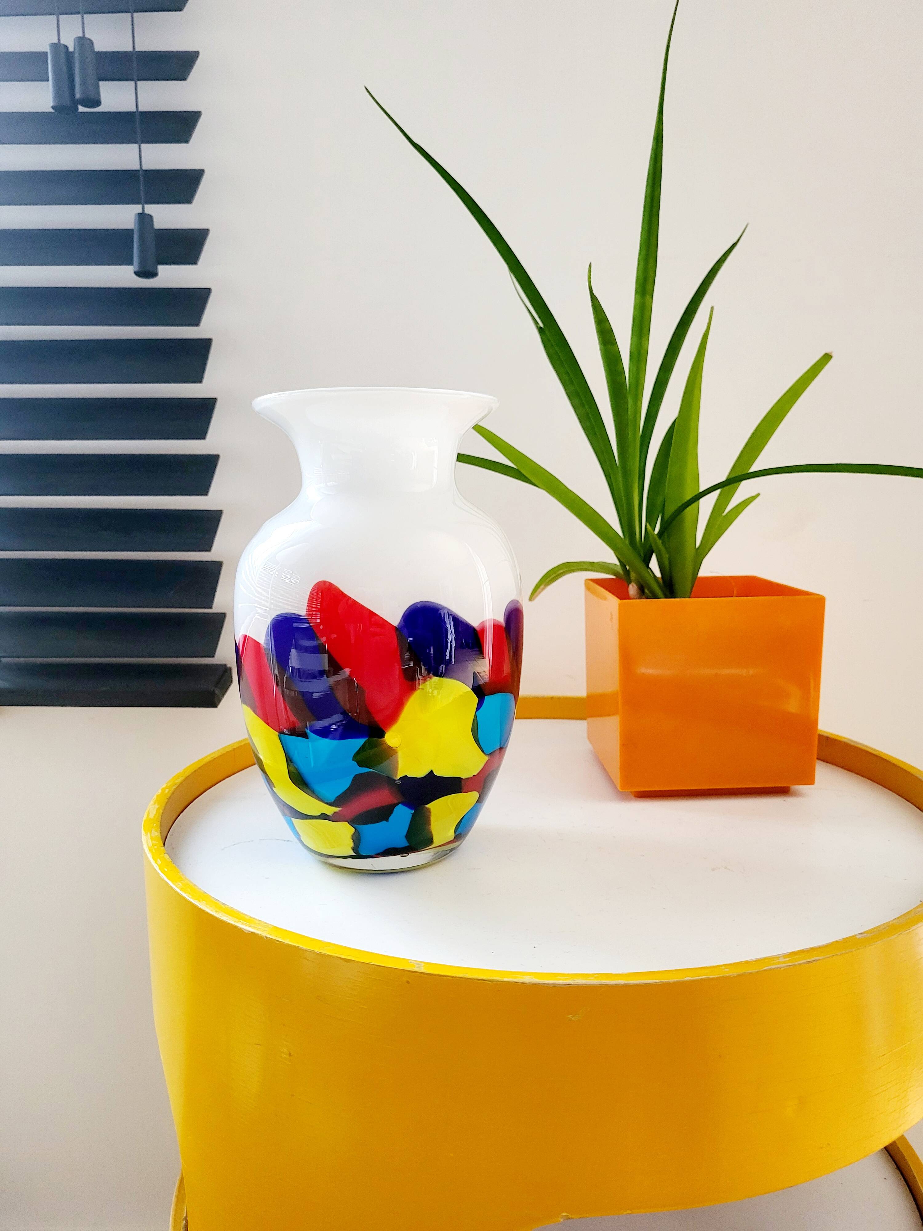 Multi color glazen vaas, primaire kleuren met wit glas