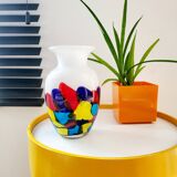 Multi color glazen vaas, primaire kleuren met wit glas