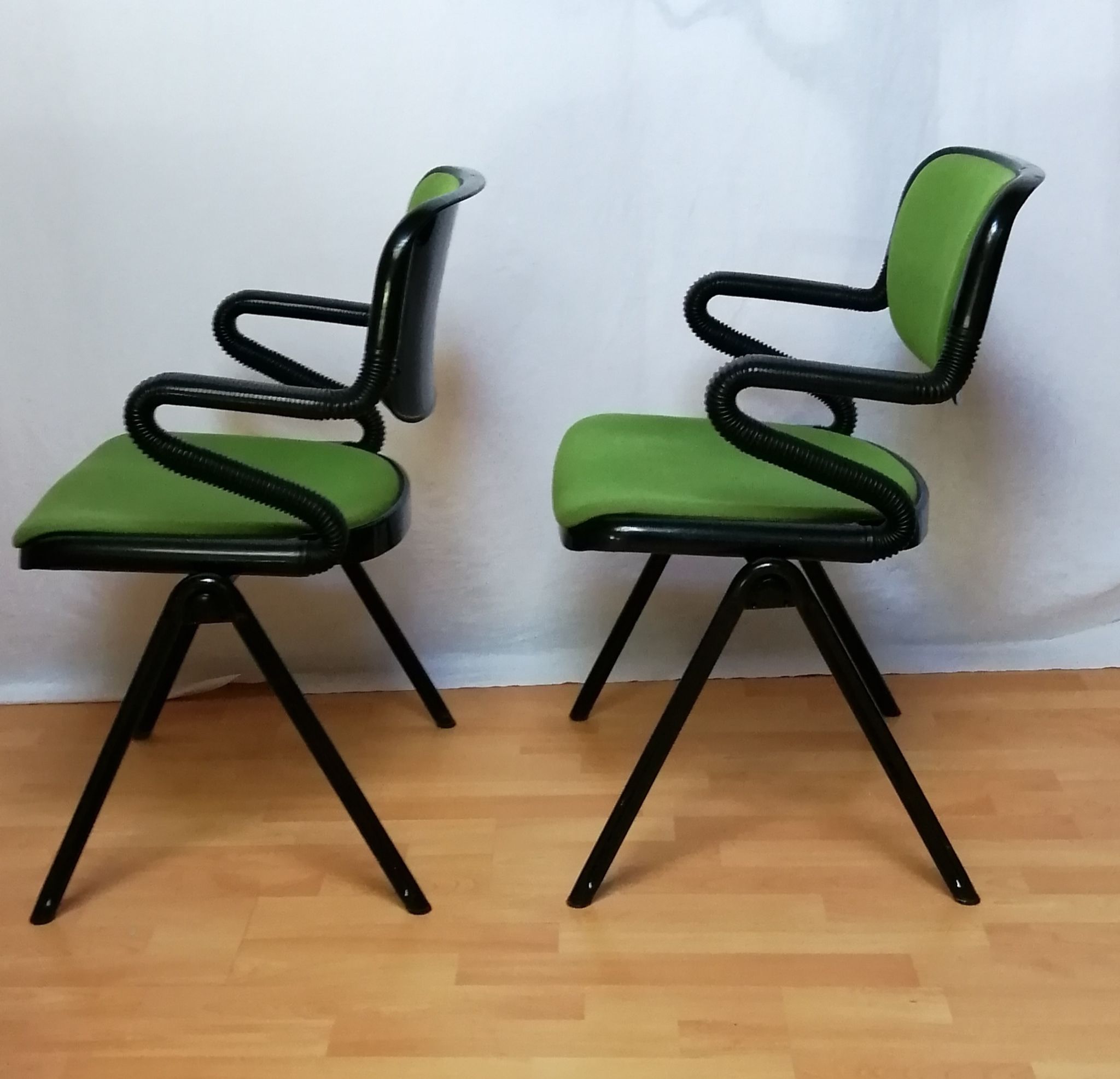 Paire de fauteuils vert modèles Vertebra de Giancarlo Piretti pour Castelli 1976